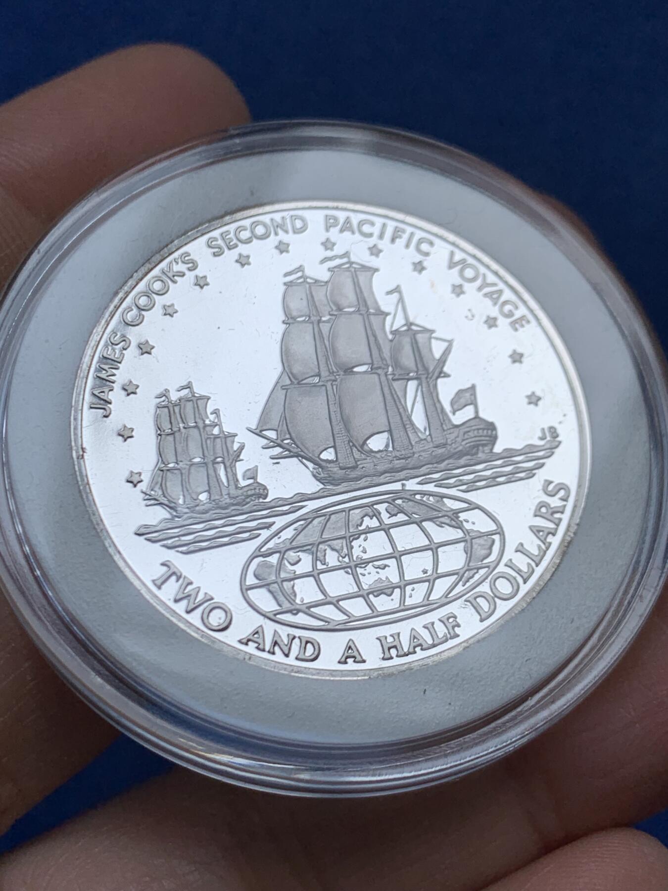 《竞宝斋》第456场 周日，周一，周二   3场连拍 （全场包邮）欢迎送拍 两枚一组 库克群岛1974 精制银币 925银 詹姆斯·库克船长第二次太平洋航行2.5元 27克 37.7毫米 + 赫维群岛发现200周年7.5元 34克 41.7毫米