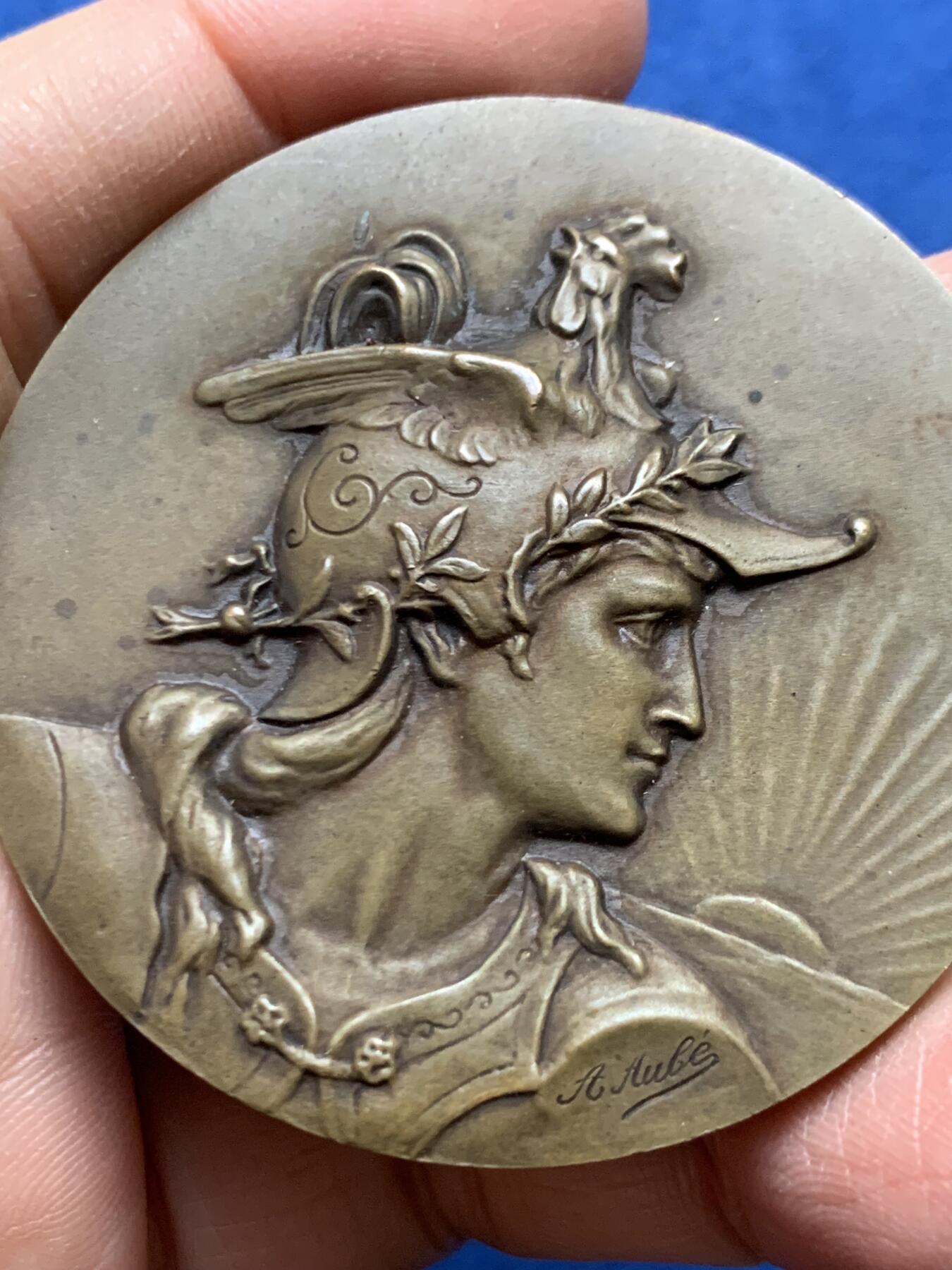 《竞宝斋》第456场 周日，周一，周二   3场连拍 （全场包邮）欢迎送拍 1936年法国油漆与玻璃企业家工会纪念铜章 公鸡头盔 高浮雕 68.35g 54.5mm 三角铜标 带盒