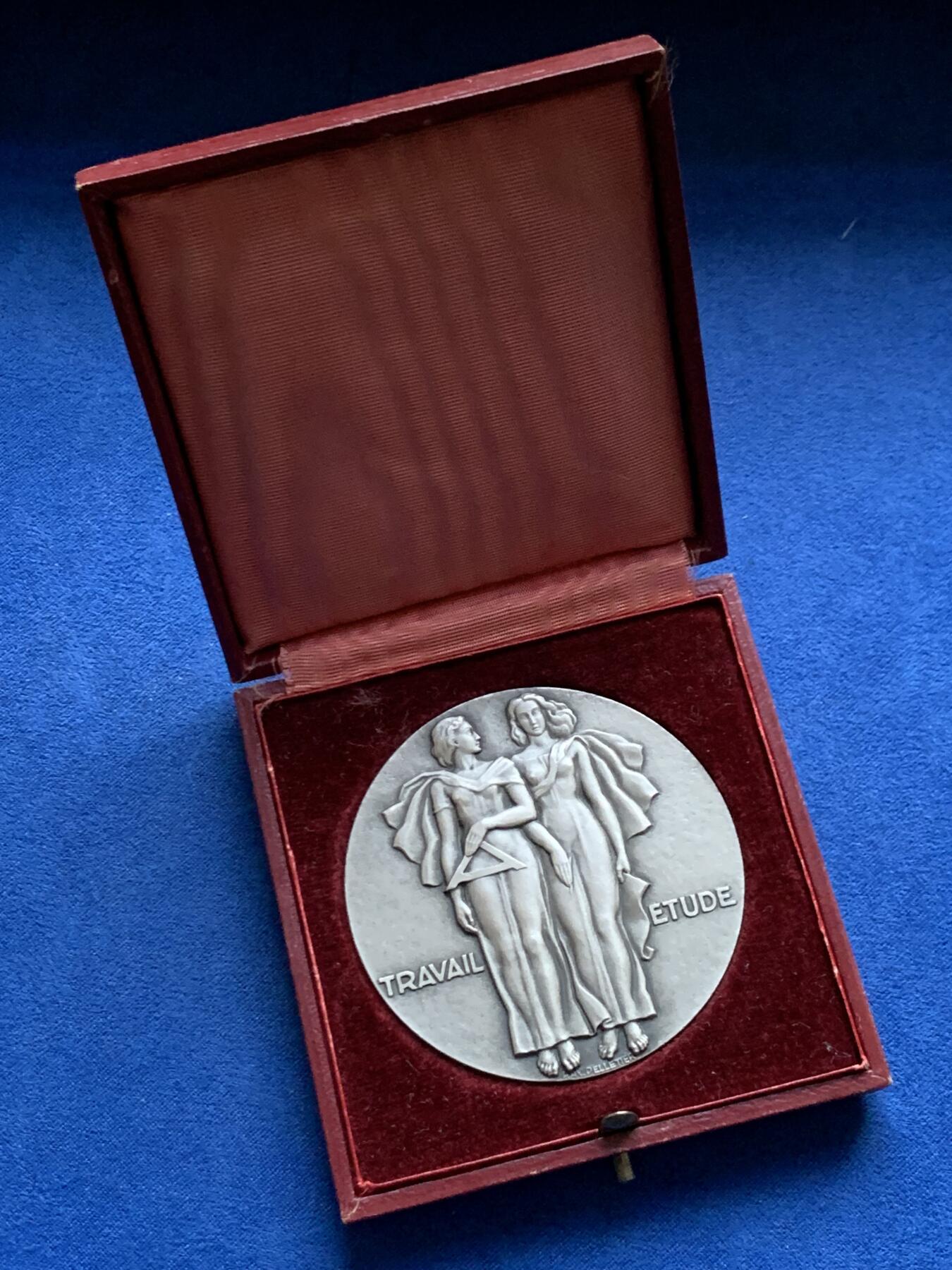 《竞宝斋》第456场 周日，周一，周二   3场连拍 （全场包邮）欢迎送拍 法国建筑和公共工程颁发纪念大银章 125.2克 59.3mm 丰饶角1银标 带盒