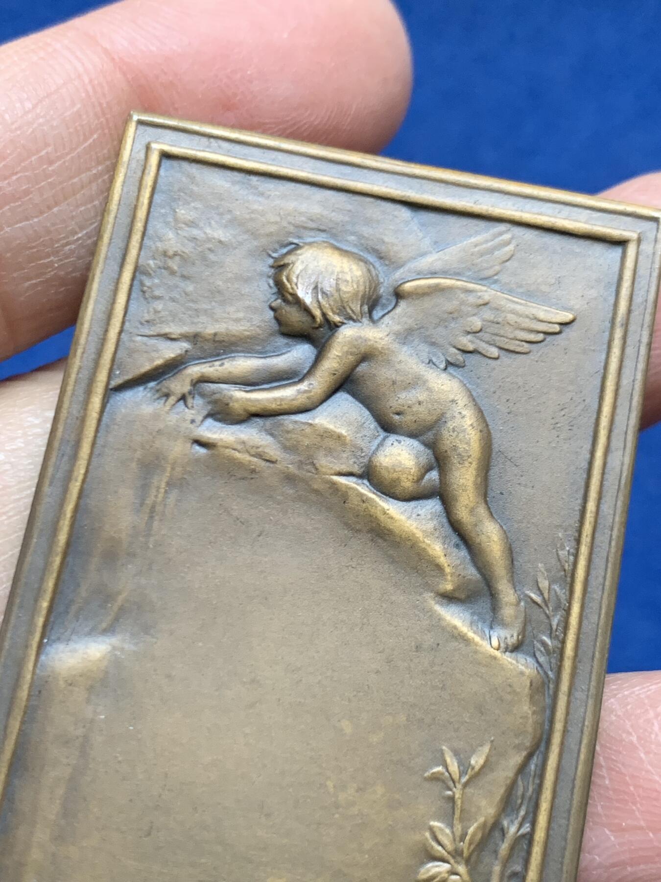 《竞宝斋》第456场 周日，周一，周二   3场连拍 （全场包邮）欢迎送拍 两枚一组 名家 DANIEL-DUPUIS 设计作品 主题对章：《鸟巢》与《泉源》 为杜普伊斯巅峰期作品，曾代表法国参加1900年巴黎世界博览会并获装饰艺术类金奖。58.15克，66*35.8mm；59.4克，65.5*37mm 版本细节见图