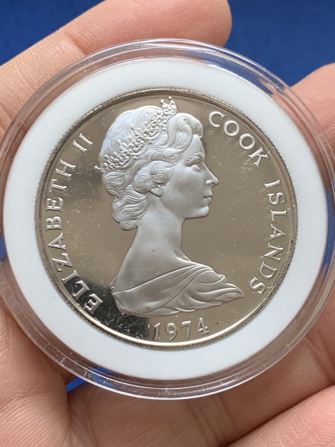 《竞宝斋》第456场 周日，周一，周二   3场连拍 （全场包邮）欢迎送拍 两枚一组 库克群岛1974 精制银币 925银 詹姆斯·库克船长第二次太平洋航行2.5元 27克 37.7毫米 + 赫维群岛发现200周年7.5元 34克 41.7毫米