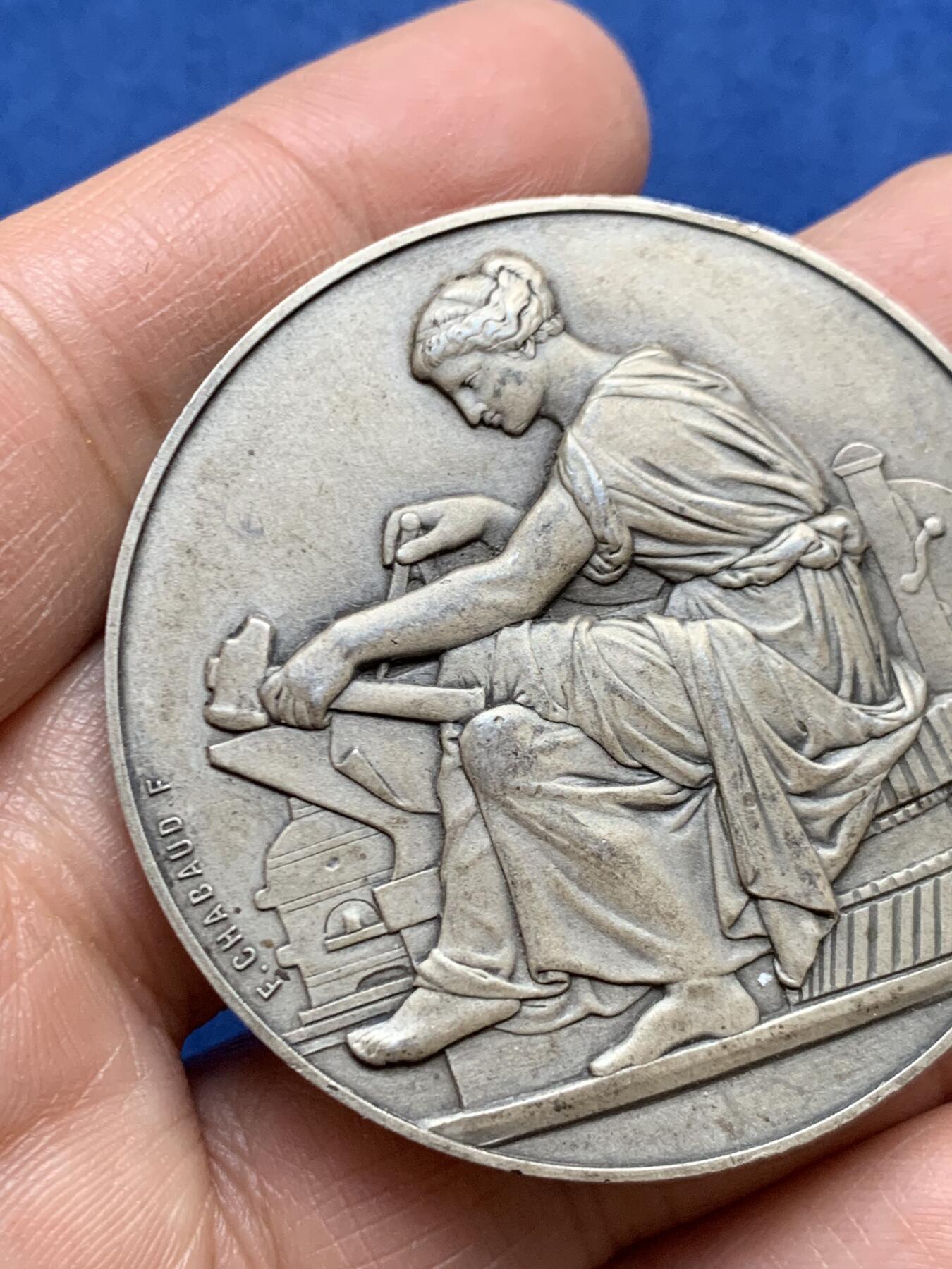 《竞宝斋》第456场 周日，周一，周二   3场连拍 （全场包邮）欢迎送拍 法国工业女神大银章 丰饶角2银标 61.7克 50mm