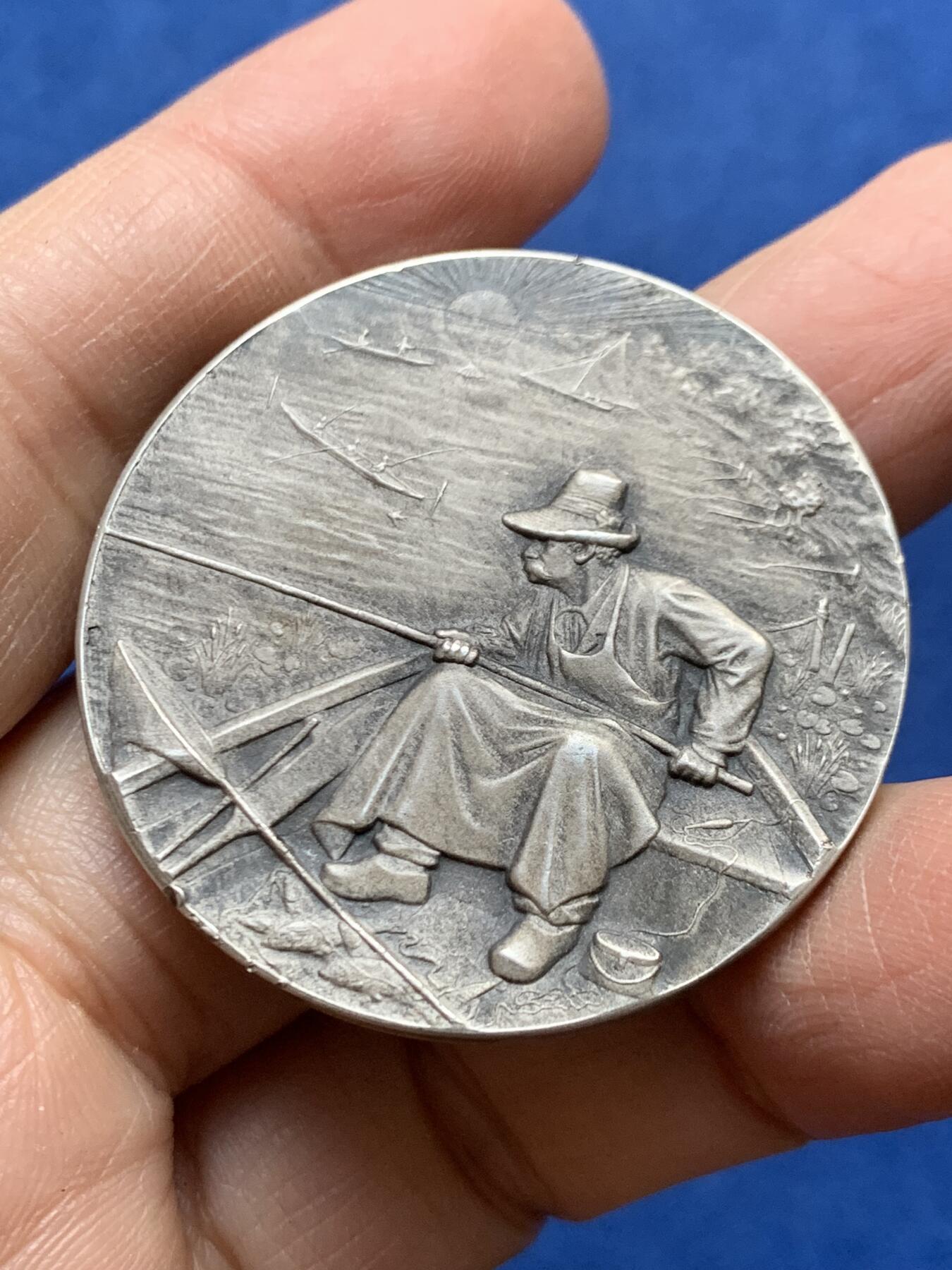 《竞宝斋》第456场 周日，周一，周二   3场连拍 （全场包邮）欢迎送拍 江心垂钓银章 菱形 野猪头银标 34.2克 41mm 带盒