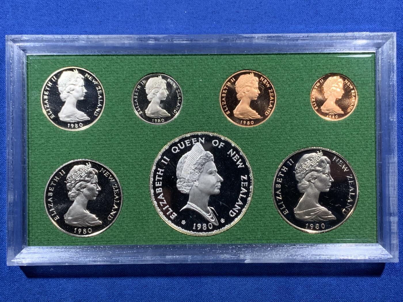 《竞宝斋》第456场 周日，周一，周二   3场连拍 （全场包邮）欢迎送拍 新西兰1980年伊丽莎白二世精制套币，其中最大面值的扇尾鸟一元为银币，27.2克，925银