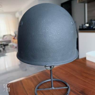 大猫徽章拍卖 第286期 瑞士M71钢盔是瑞士军队1971年列装的制式钢盔，1975年正式配发，黑色涂装是瑞士特殊部队的涂装，十分少见，头围可调整54到58之间。