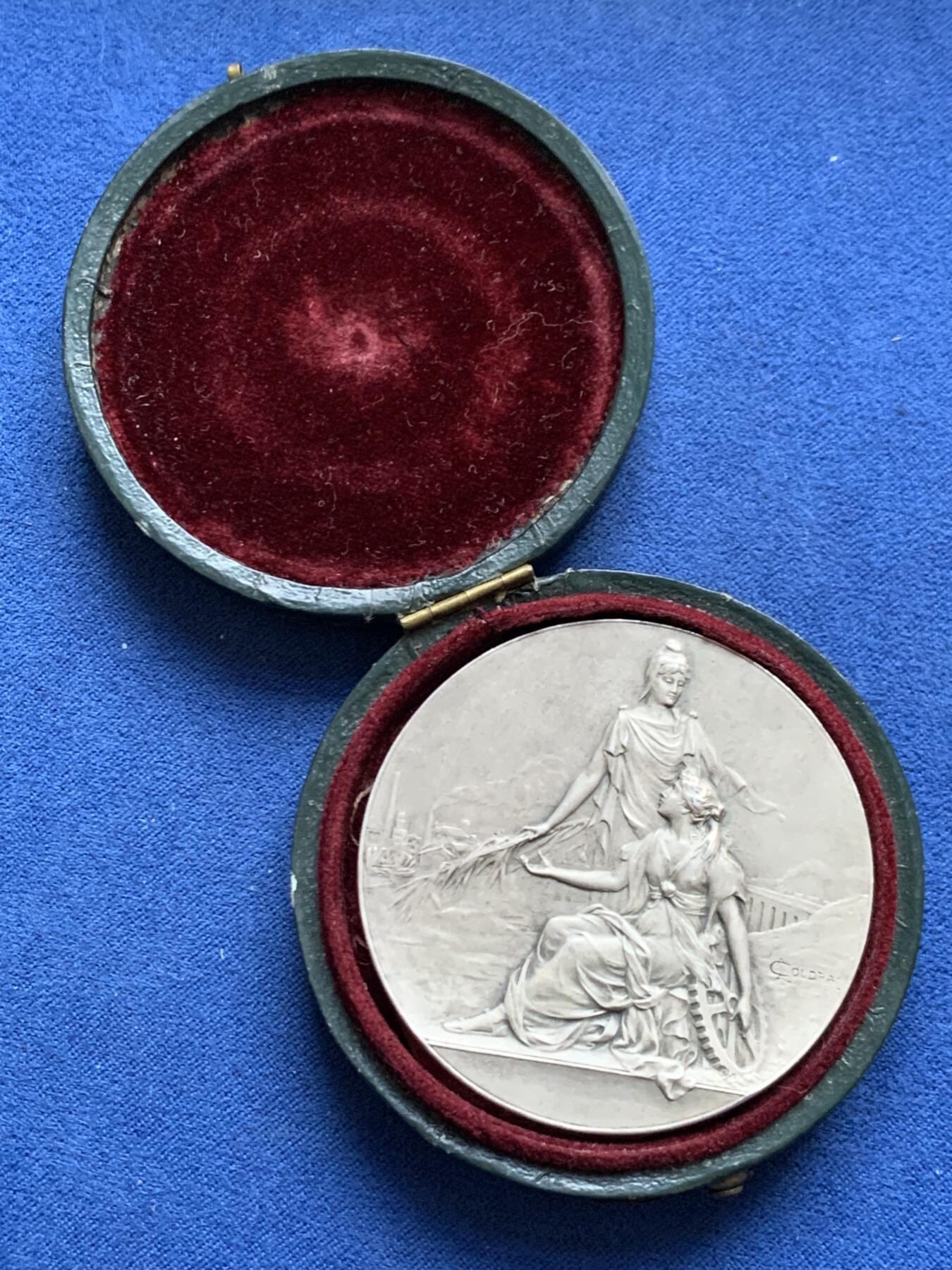 《竞宝斋》第456场 周日，周一，周二   3场连拍 （全场包邮）欢迎送拍 名家库德雷作 法国建筑师协会纪念大银章 61.1克 49.7mm 好品 丰饶角1银标 带盒