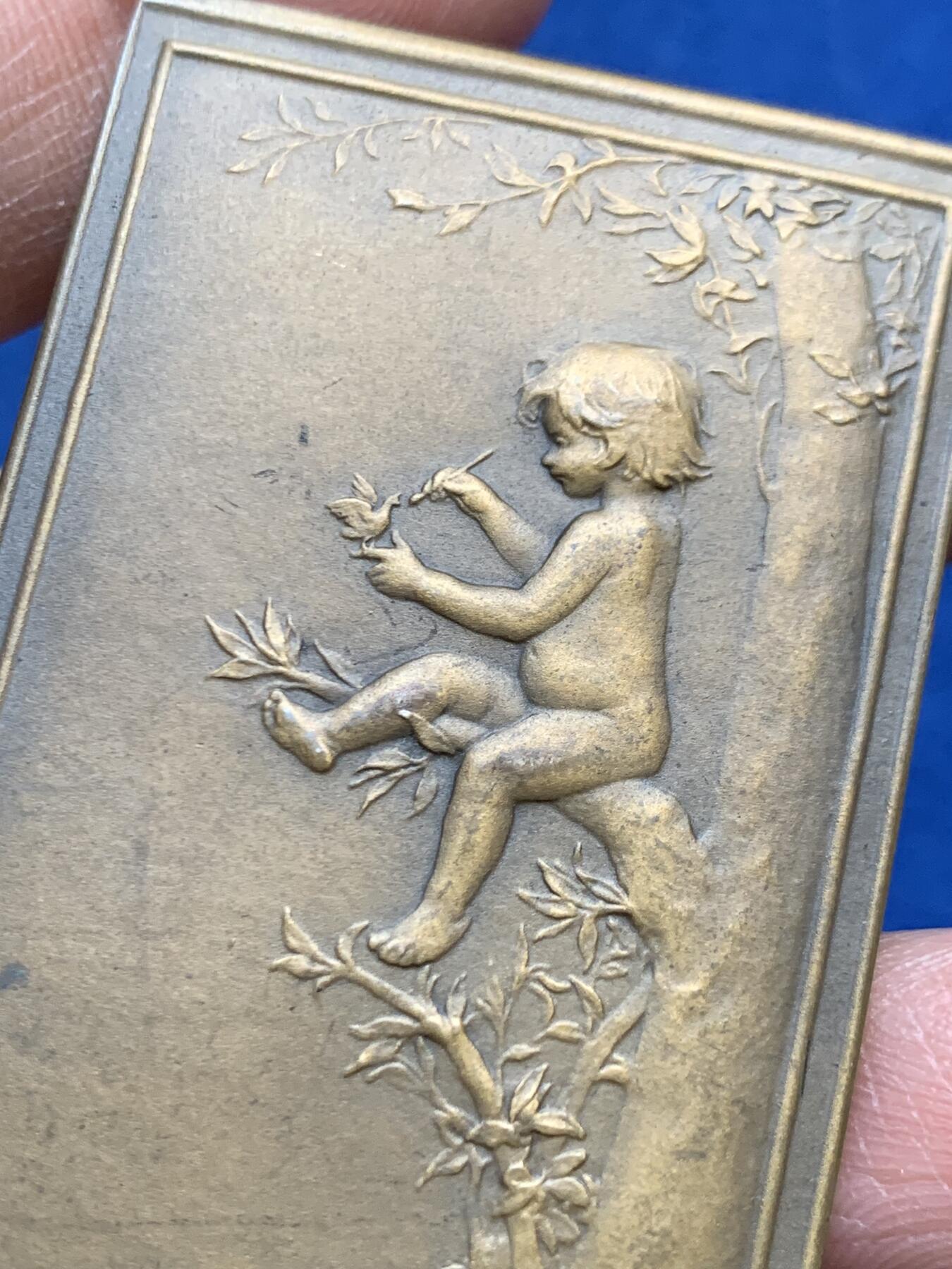 《竞宝斋》第456场 周日，周一，周二   3场连拍 （全场包邮）欢迎送拍 两枚一组 名家 DANIEL-DUPUIS 设计作品 主题对章：《鸟巢》与《泉源》 为杜普伊斯巅峰期作品，曾代表法国参加1900年巴黎世界博览会并获装饰艺术类金奖。58.15克，66*35.8mm；59.4克，65.5*37mm 版本细节见图