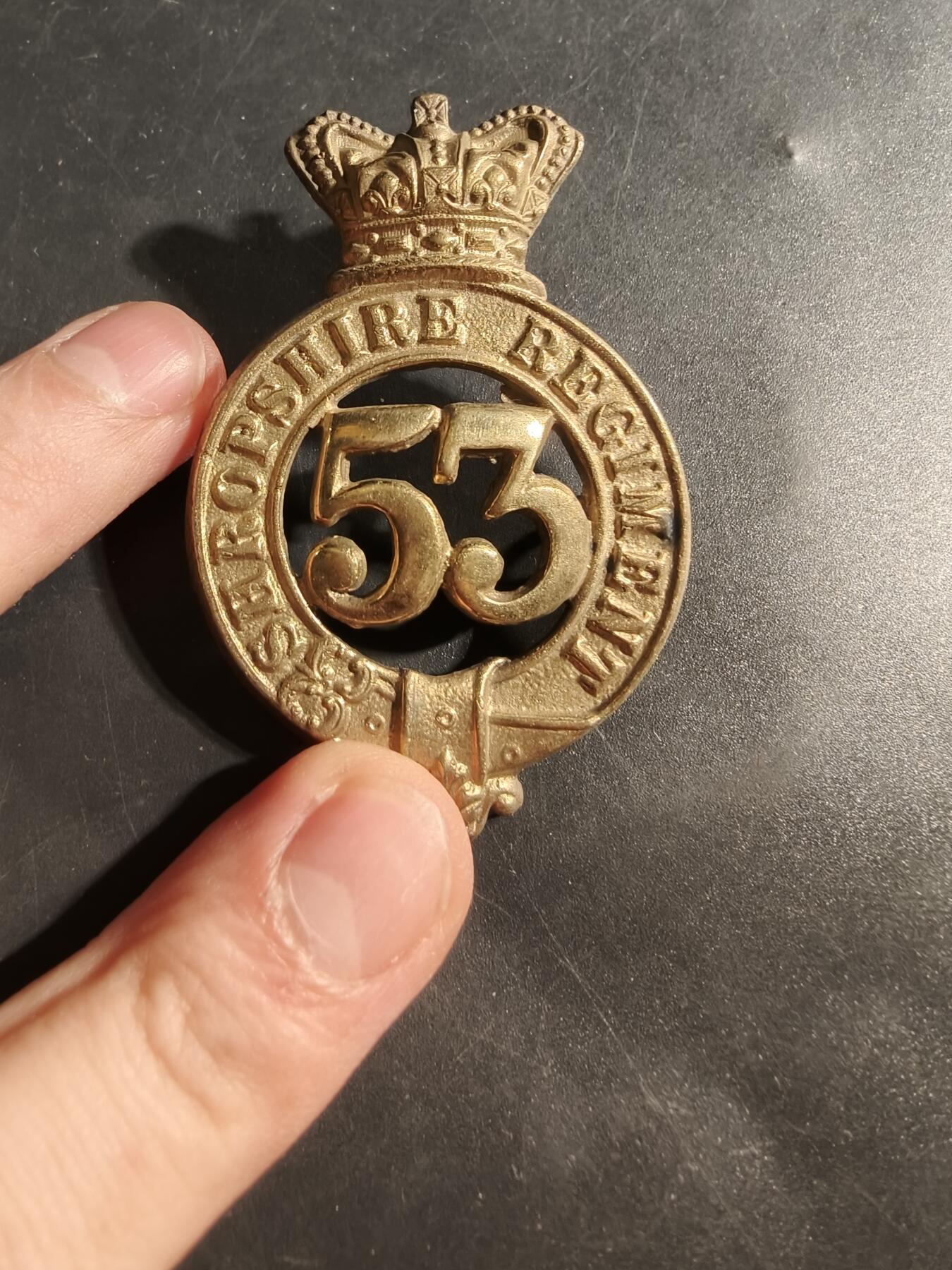 老王徽章第176期 英国第53步兵团格伦加里帽徽      使用时间1873-1881，该团1881年合并成为什罗普郡步兵团