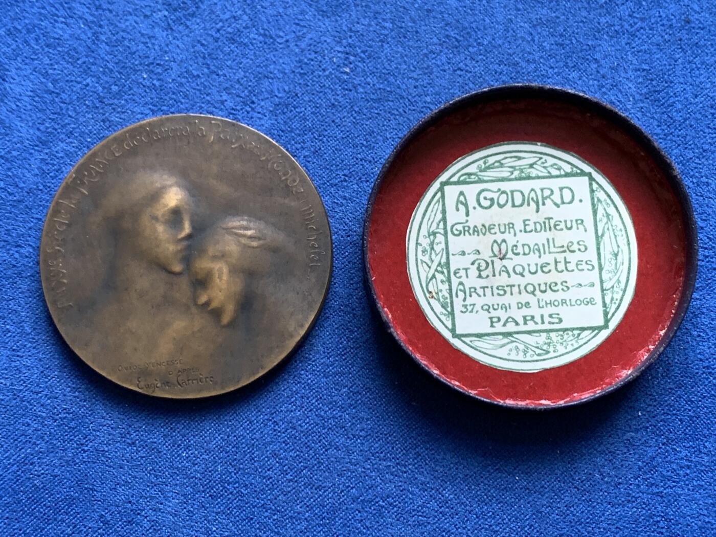 《竞宝斋》第456场 周日，周一，周二   3场连拍 （全场包邮）欢迎送拍 名家Yencesse作品 “宁静之吻”铜章 41.9克 45.3mm 带盒