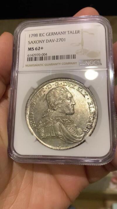 《竞宝斋》第456场 周日，周一，周二   3场连拍 （全场包邮）欢迎送拍 NGCMS62+ 神圣罗马帝国时期1798年萨克森选侯国1泰勒银币，正面是作为帝国元帅的萨克森选帝侯胖特烈奥古斯特三世军装版，属于62分中状态最佳的，更高分仅3枚，原始光度保留的非常好，不可多得的好状态