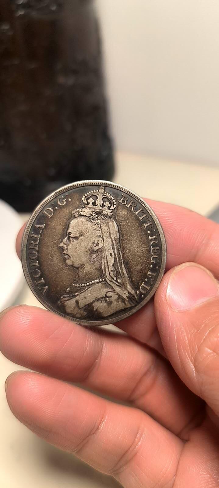 维多利亚高冠马剑银币