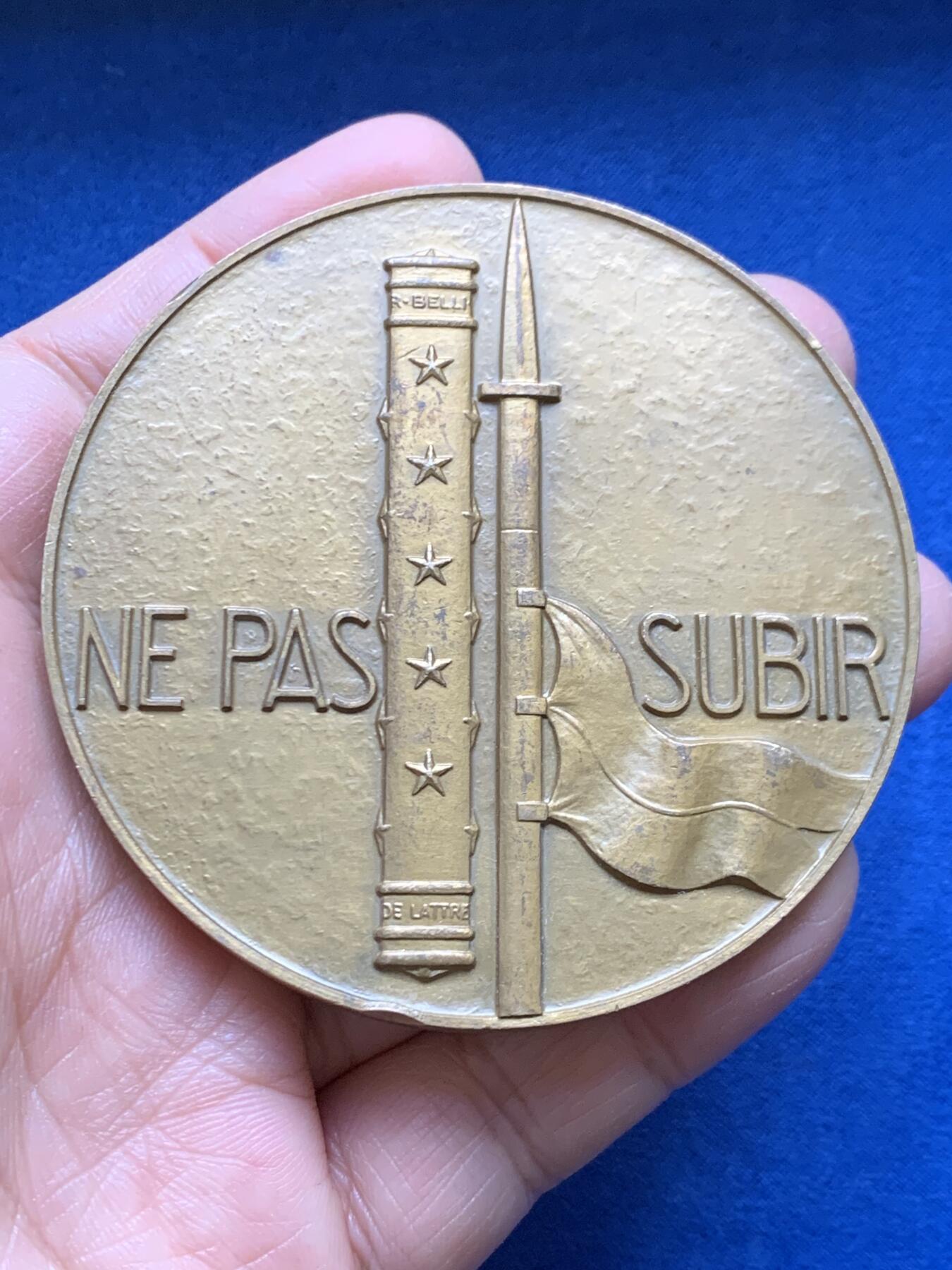 《竞宝斋》第456场 周日，周一，周二   3场连拍 （全场包邮）欢迎送拍 法国元帅让·德拉特尔·德·塔西尼大铜章 1992丰饶角铜标 191.7克 71.5mm