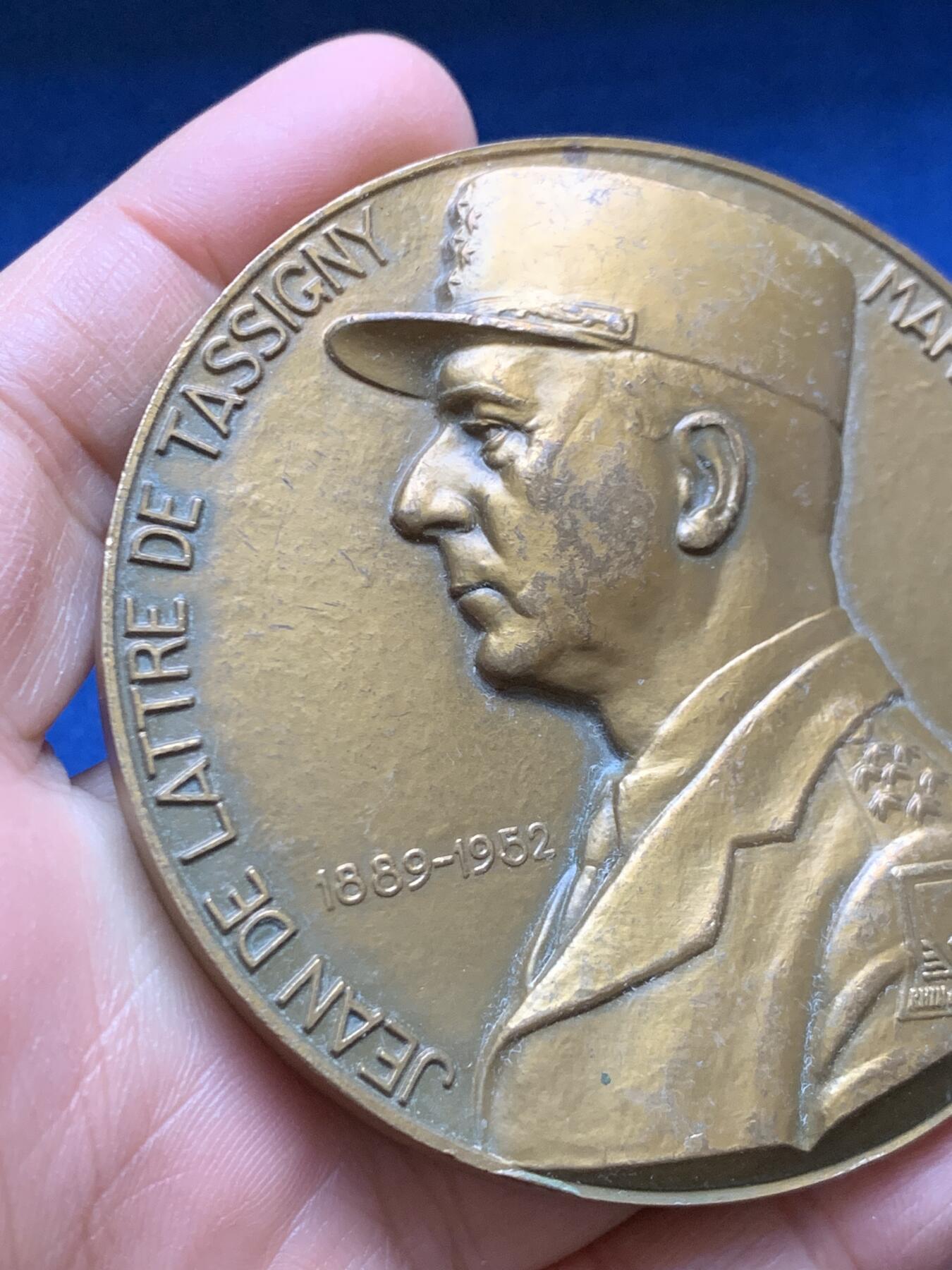 《竞宝斋》第456场 周日，周一，周二   3场连拍 （全场包邮）欢迎送拍 法国元帅让·德拉特尔·德·塔西尼大铜章 1992丰饶角铜标 191.7克 71.5mm