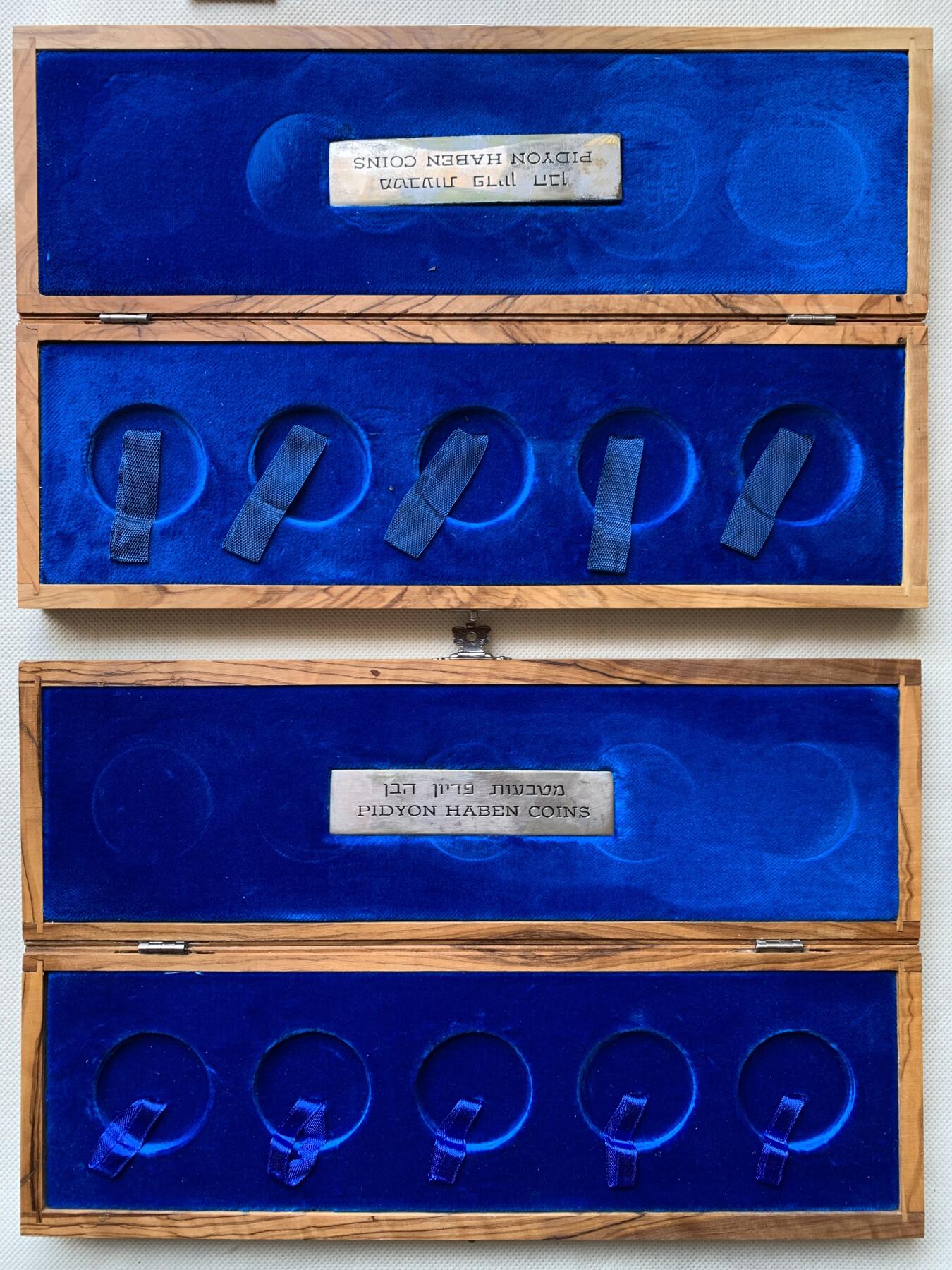 《竞宝斋》第456场 周日，周一，周二   3场连拍 （全场包邮）欢迎送拍 盒子6个一组 以色列裸币高档木盒收纳盒四个，尺寸直径约38毫米，带以前的装币的证书。一个法国高档钱币盒 带证书，外加一个单枚装 共6个