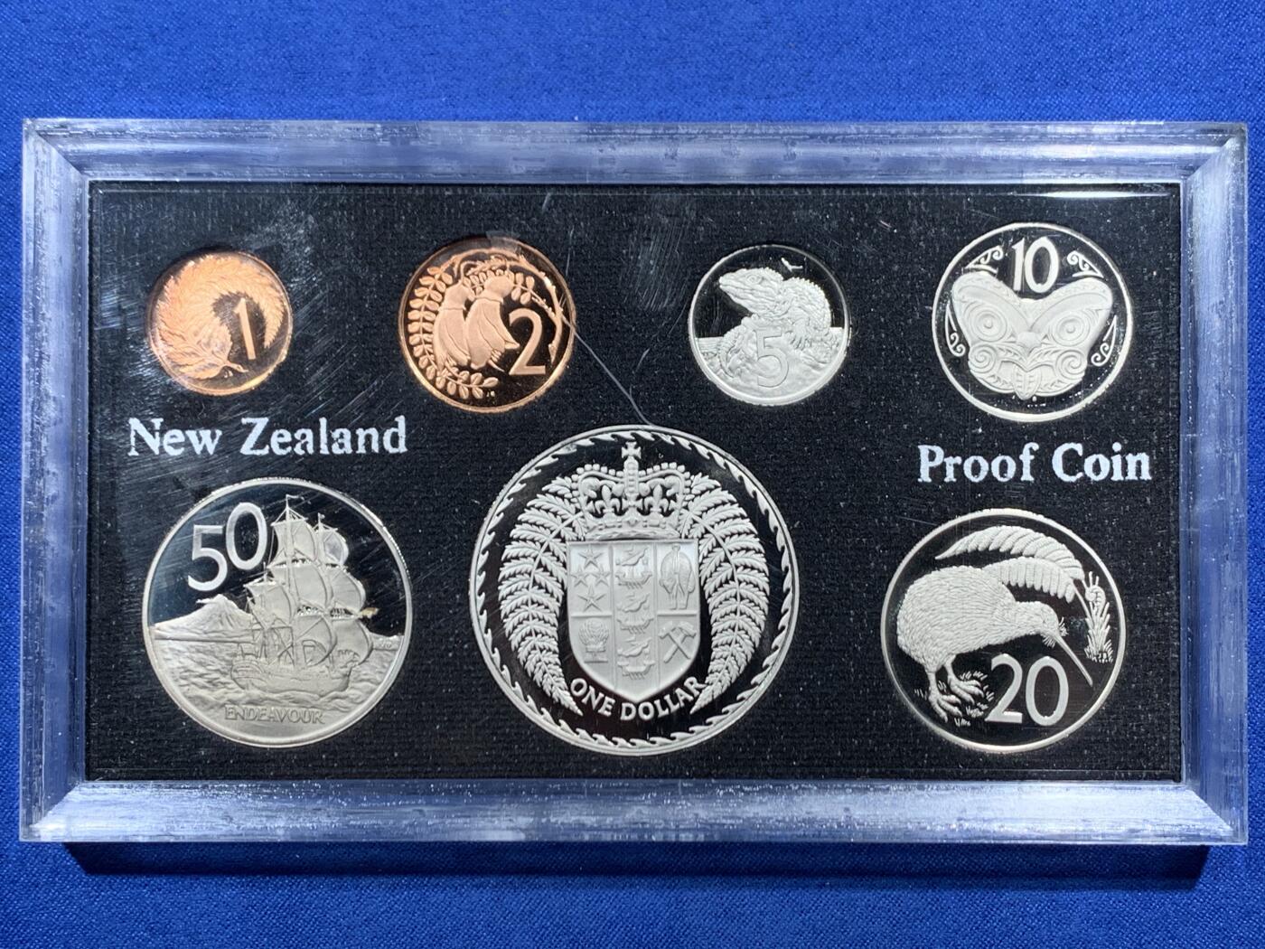 《竞宝斋》第456场 周日，周一，周二   3场连拍 （全场包邮）欢迎送拍 新西兰1976年官方精制套币 含1元精制币