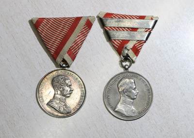 大猫徽章拍卖 第286期 - 奥匈帝国一战时期的勇敢奖章（Tapferkeitsmedaille），分别为弗朗茨·约瑟夫一世版与卡尔一世版，是奥匈帝国用于表彰作战英勇的军事勋章，均为银质。