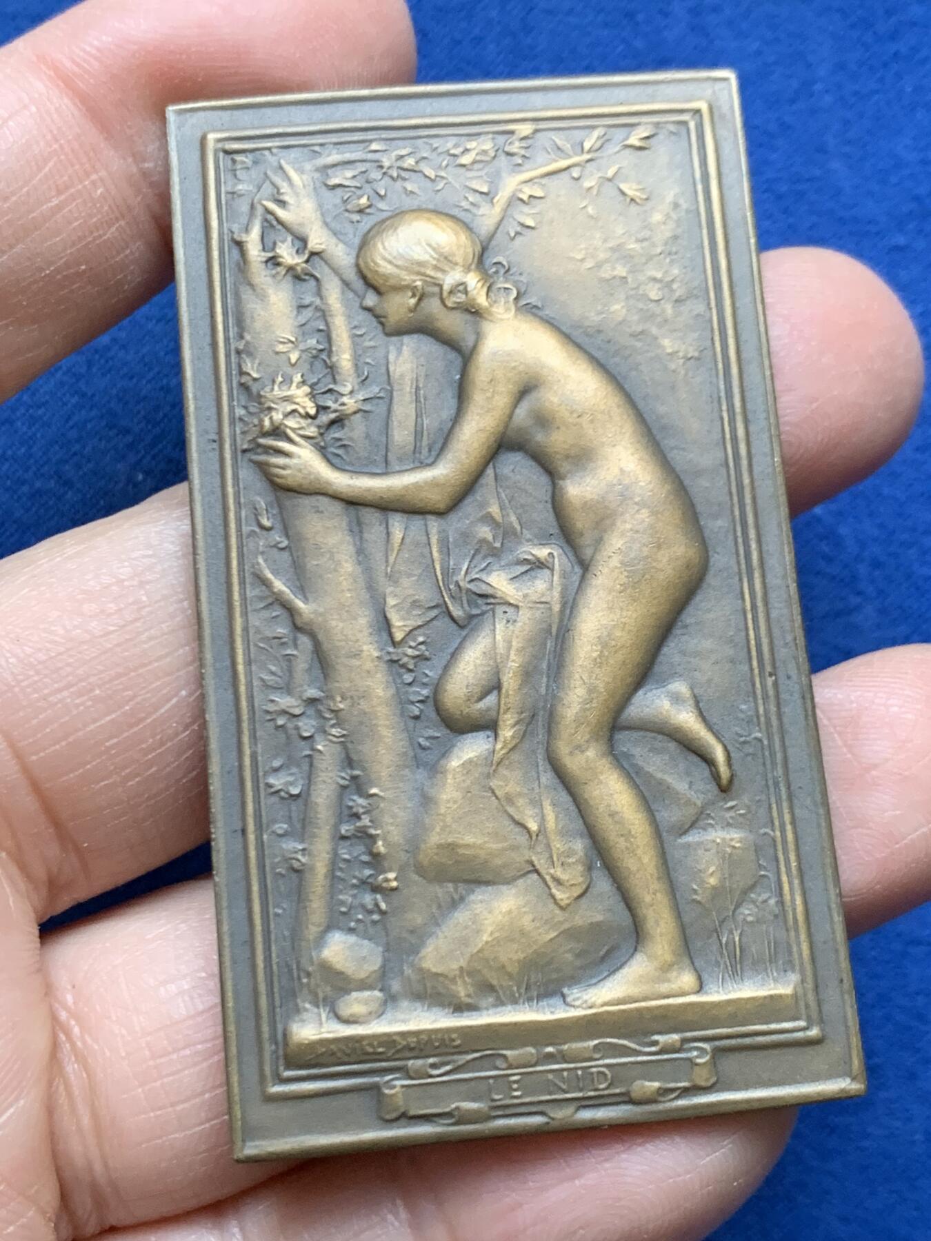 《竞宝斋》第456场 周日，周一，周二   3场连拍 （全场包邮）欢迎送拍 两枚一组 名家 DANIEL-DUPUIS 设计作品 主题对章：《鸟巢》与《泉源》 为杜普伊斯巅峰期作品，曾代表法国参加1900年巴黎世界博览会并获装饰艺术类金奖。58.15克，66*35.8mm；59.4克，65.5*37mm 版本细节见图