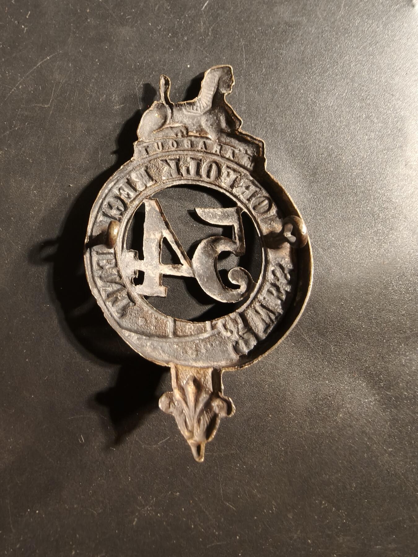 老王徽章第176期 英国第54步兵团格伦加里帽徽      使用时间1873-1881，该团1881年合并成为西诺福克步兵团