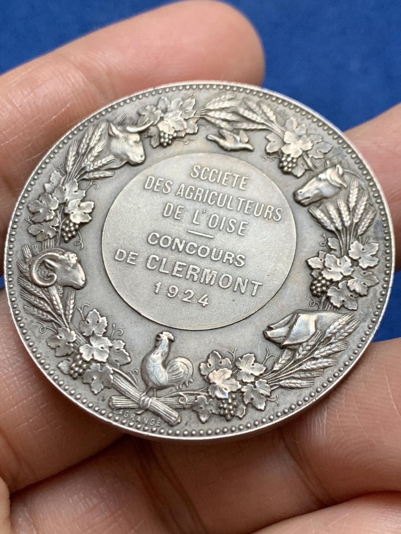 《竞宝斋》第456场 周日，周一，周二   3场连拍 （全场包邮）欢迎送拍 法国牧马人银章，丰饶角2银标，直径40.9mm，重36.93克，意境深远，收藏佳品