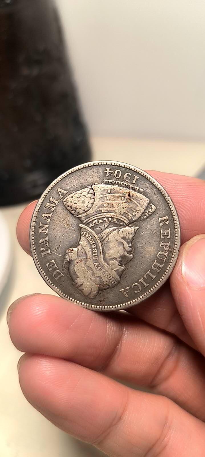 巴拿马武士像银币