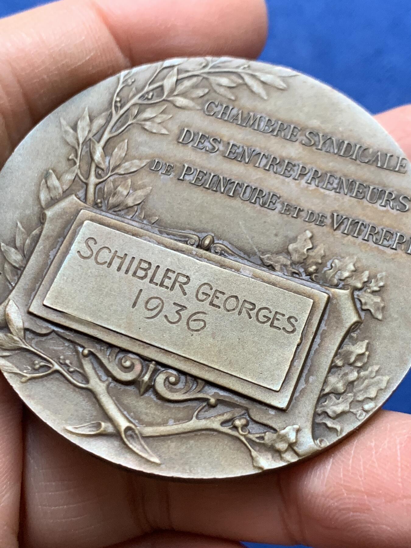 《竞宝斋》第456场 周日，周一，周二   3场连拍 （全场包邮）欢迎送拍 1936年法国油漆与玻璃企业家工会纪念铜章 公鸡头盔 高浮雕 68.35g 54.5mm 三角铜标 带盒