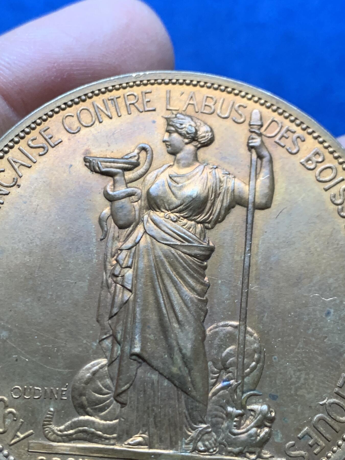 《竞宝斋》第456场 周日，周一，周二   3场连拍 （全场包邮）欢迎送拍 法国1872年反酗酒协会纪念铜章 带盒 63.2g 51mm 丰饶角铜标，无磕碰和划痕，光泽漂亮。这是19世纪在法国及欧美各地兴起的禁酒运动组织，旨在倡导减少或戒除酒精消费。