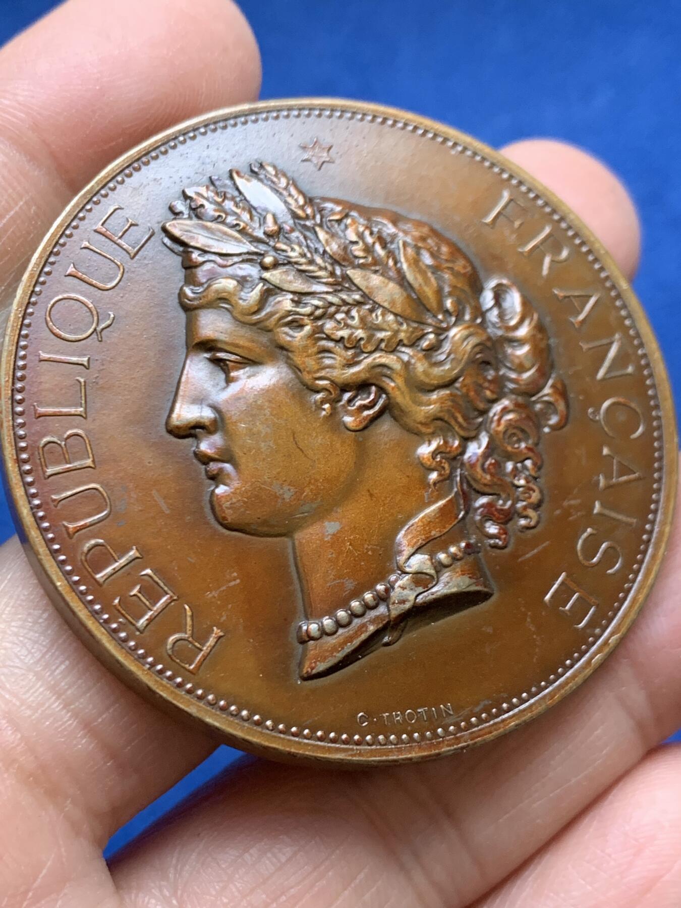 《竞宝斋》第456场 周日，周一，周二   3场连拍 （全场包邮）欢迎送拍 法国谷物女神铜章 C.TROTTIN作品 67.1克 50.3mm 丰饶角铜标