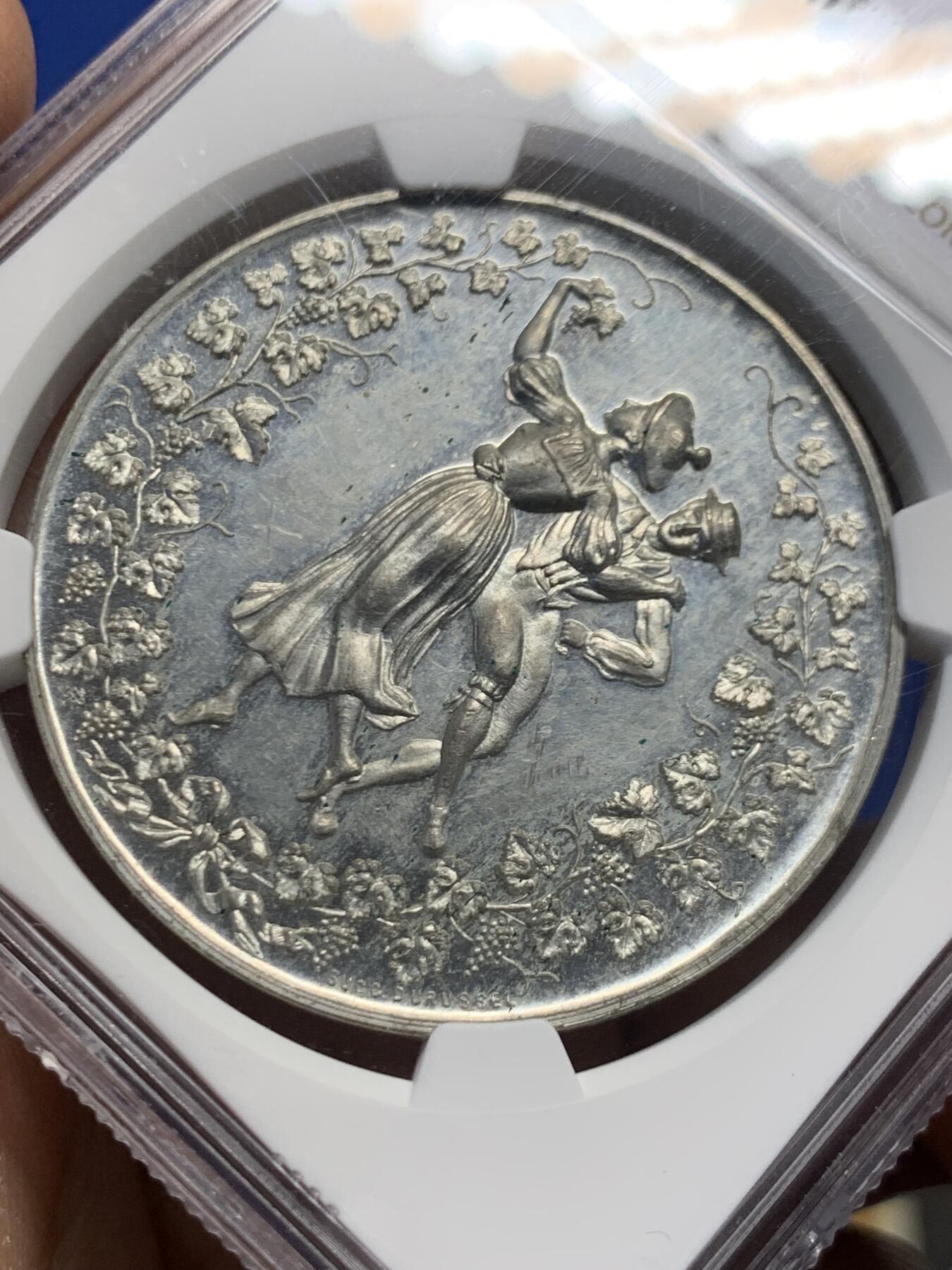 《竞宝斋》第456场 周日，周一，周二   3场连拍 （全场包邮）欢迎送拍 NGC MS63 瑞士 1889年 葡萄园 景观锌章 为丰收而舞 整体非常值得收藏