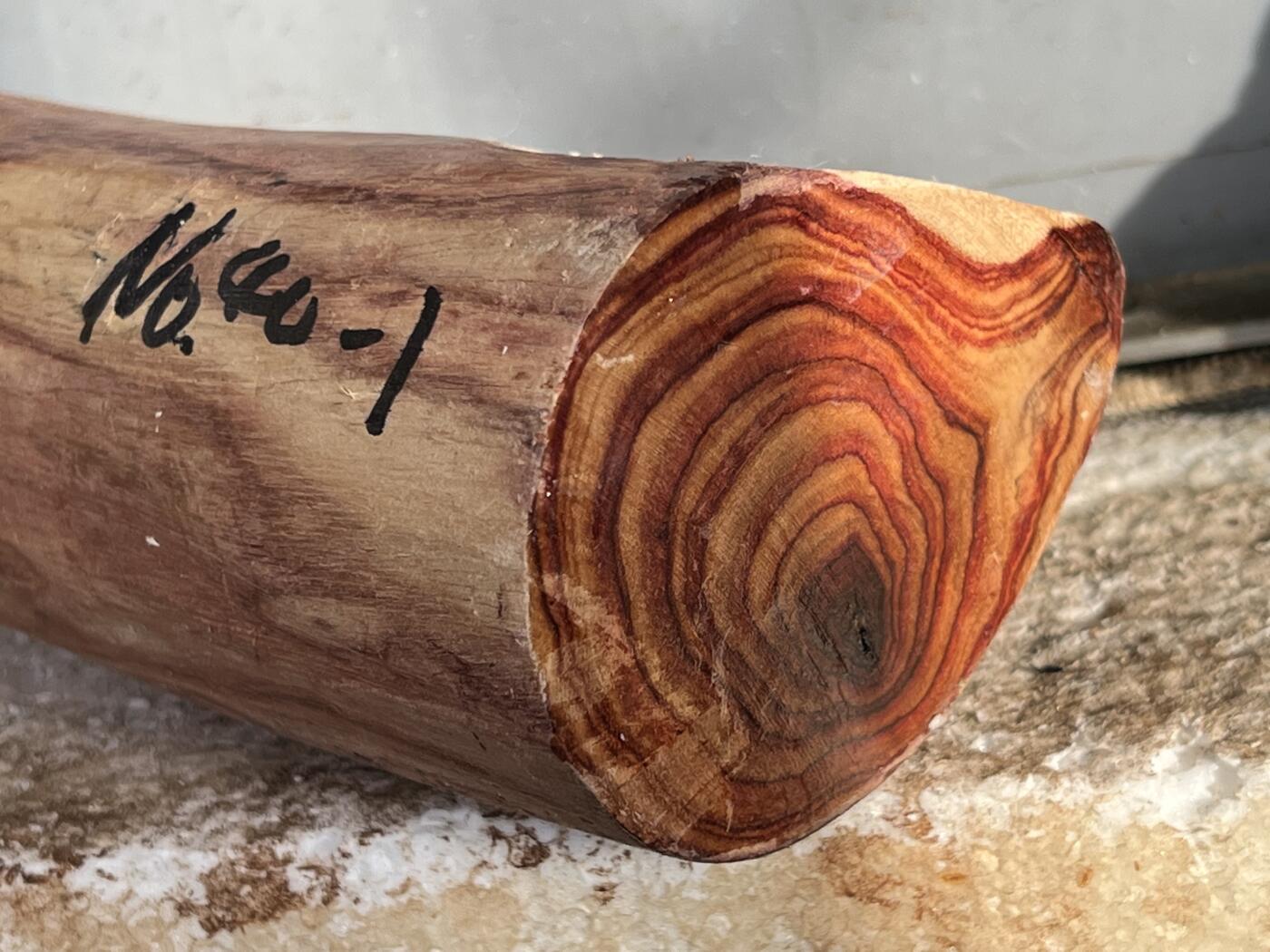 零元拍：  NO.40-1海南黄花梨原料。鬼眼很多哦，尺寸约125/80/60MM