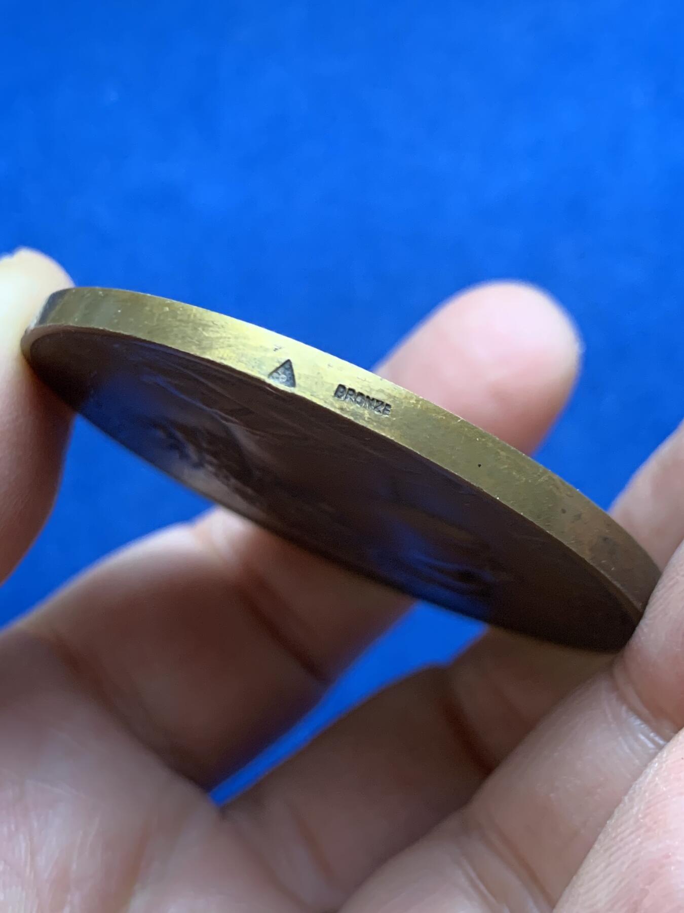 《竞宝斋》第456场 周日，周一，周二   3场连拍 （全场包邮）欢迎送拍 法国玛丽安娜女神铜章 A.Bertrand作品 56.4克 50.6mm 三角铜标