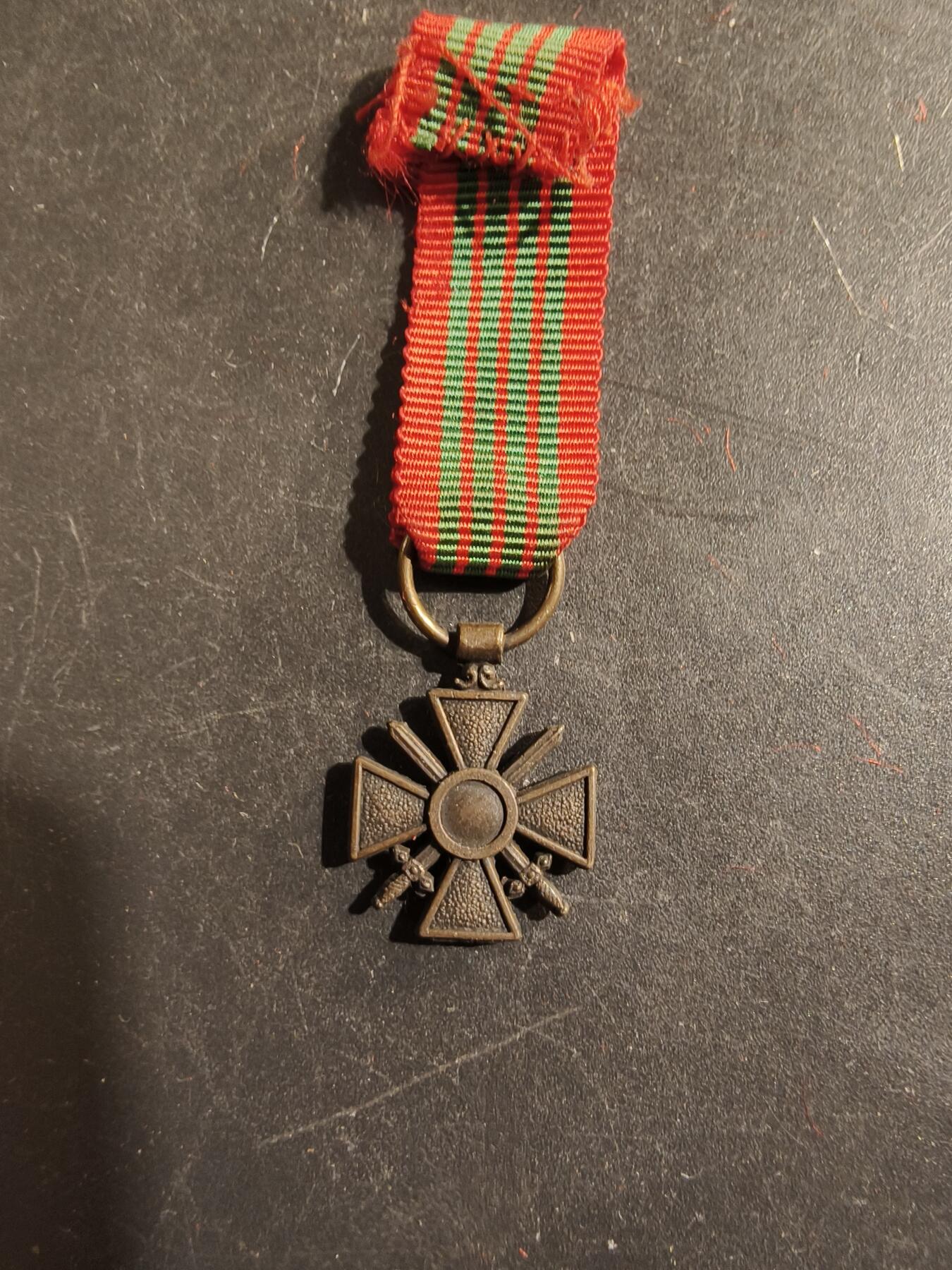 老王徽章第176期 法国二战战争十字奖章迷你章