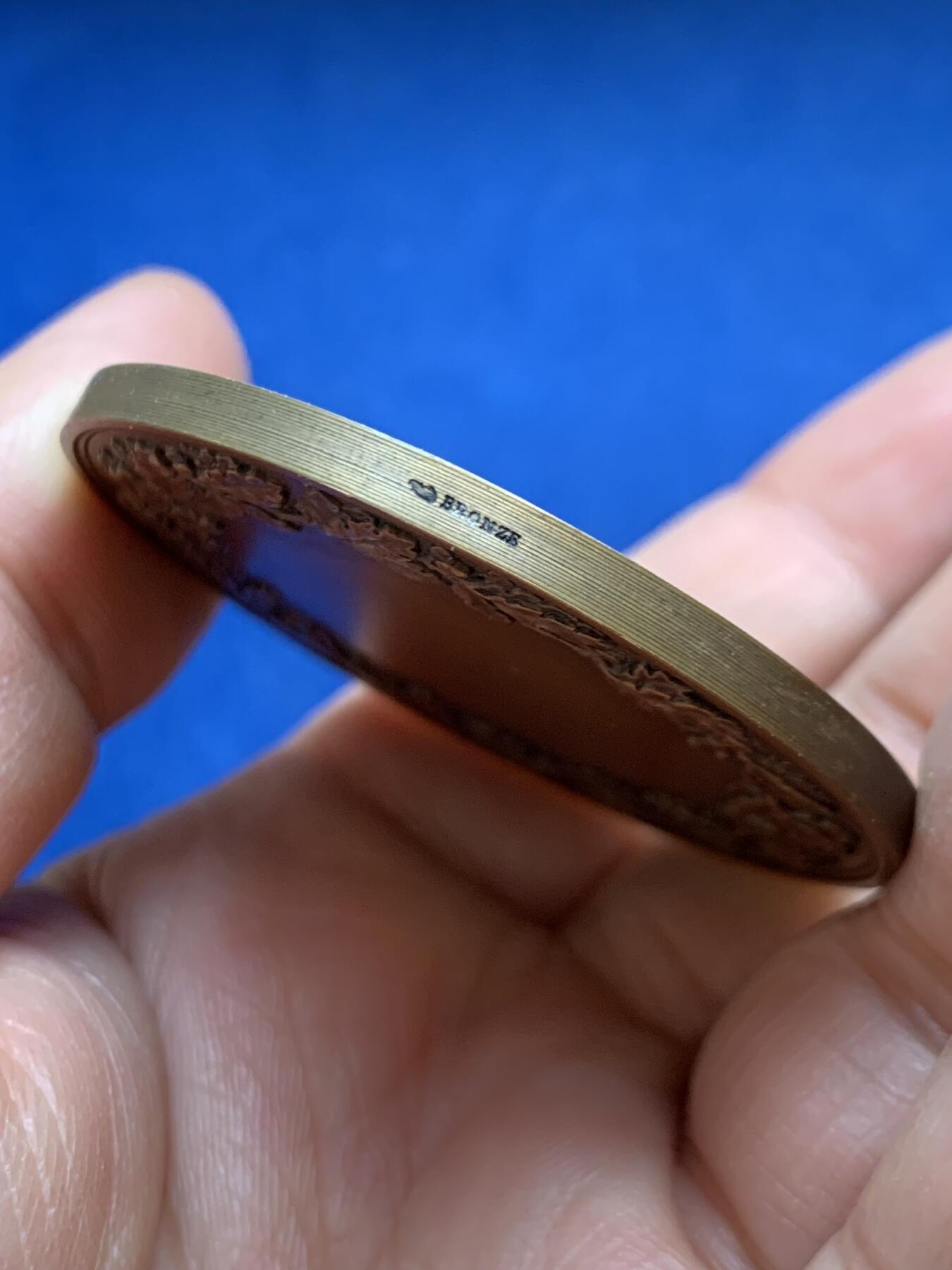 《竞宝斋》第456场 周日，周一，周二   3场连拍 （全场包邮）欢迎送拍 法国小飞侠铜章 H. PONSARME作品 62.1克 50.6mm 丰饶角铜标