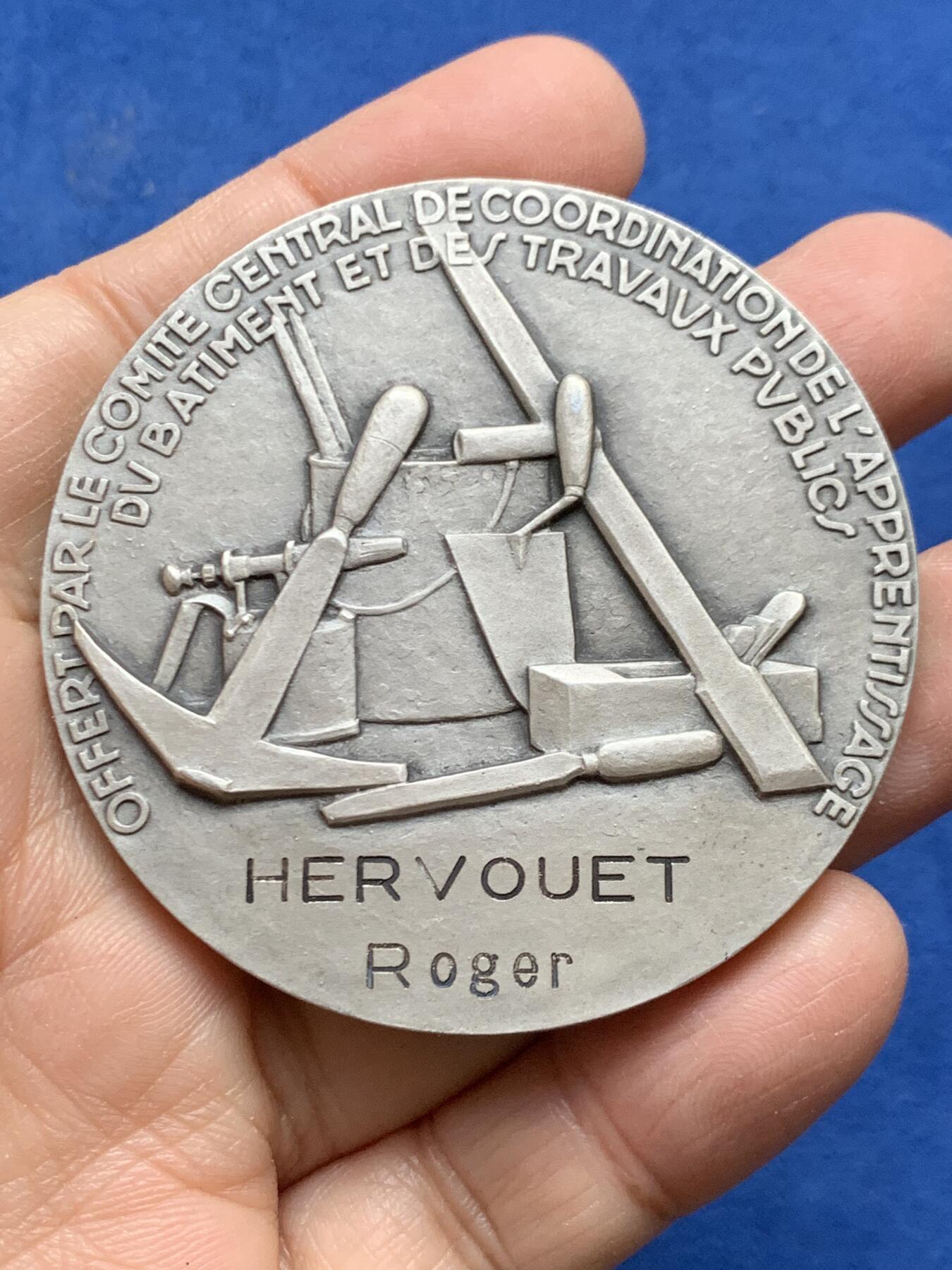 《竞宝斋》第456场 周日，周一，周二   3场连拍 （全场包邮）欢迎送拍 法国建筑和公共工程颁发纪念大银章 125.2克 59.3mm 丰饶角1银标 带盒