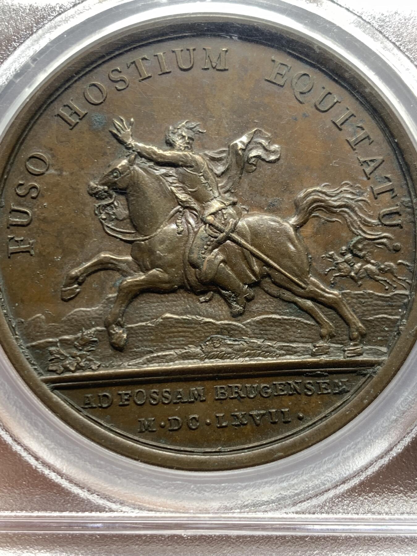 《竞宝斋》第456场 周日，周一，周二   3场连拍 （全场包邮）欢迎送拍 PCGS MS62BN 法国 路易十四“遗产战争胜利”经典战役纪念铜章，彩色包浆，背面为骑马征战图案，“以骑兵击溃敌军”的铭文，PCGS评级冠军分。加厚盒