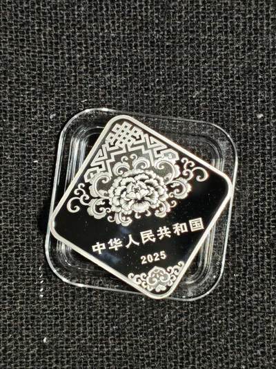 刘世昌艺术品销售中心～虎踞龙蟠*金杨在线联拍群第521期 2025年贺岁银质纪念币“福3”1枚，原盒证，品相如图。