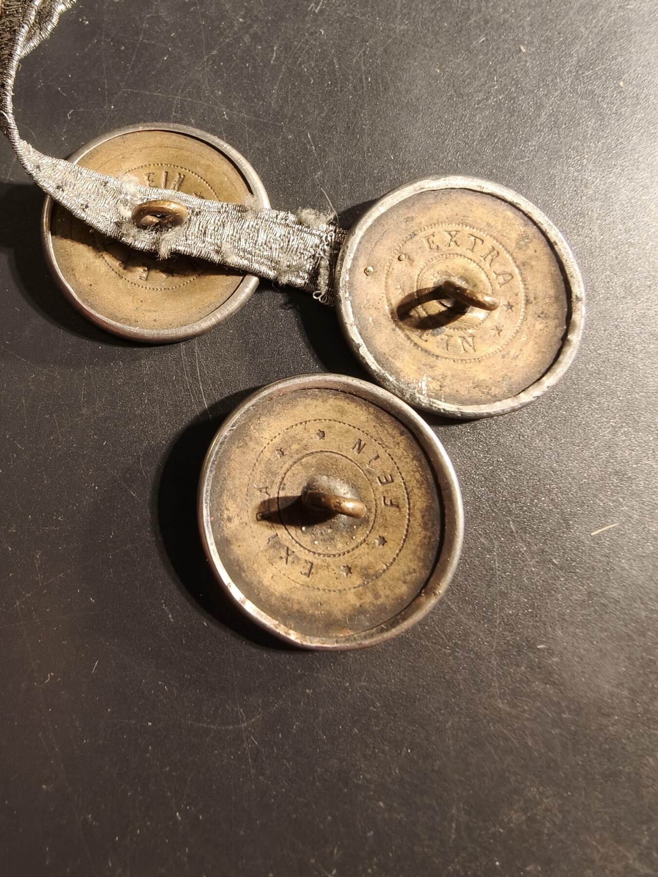 老王徽章第176期 荷兰王国制服纽扣一组3枚     直径31mm