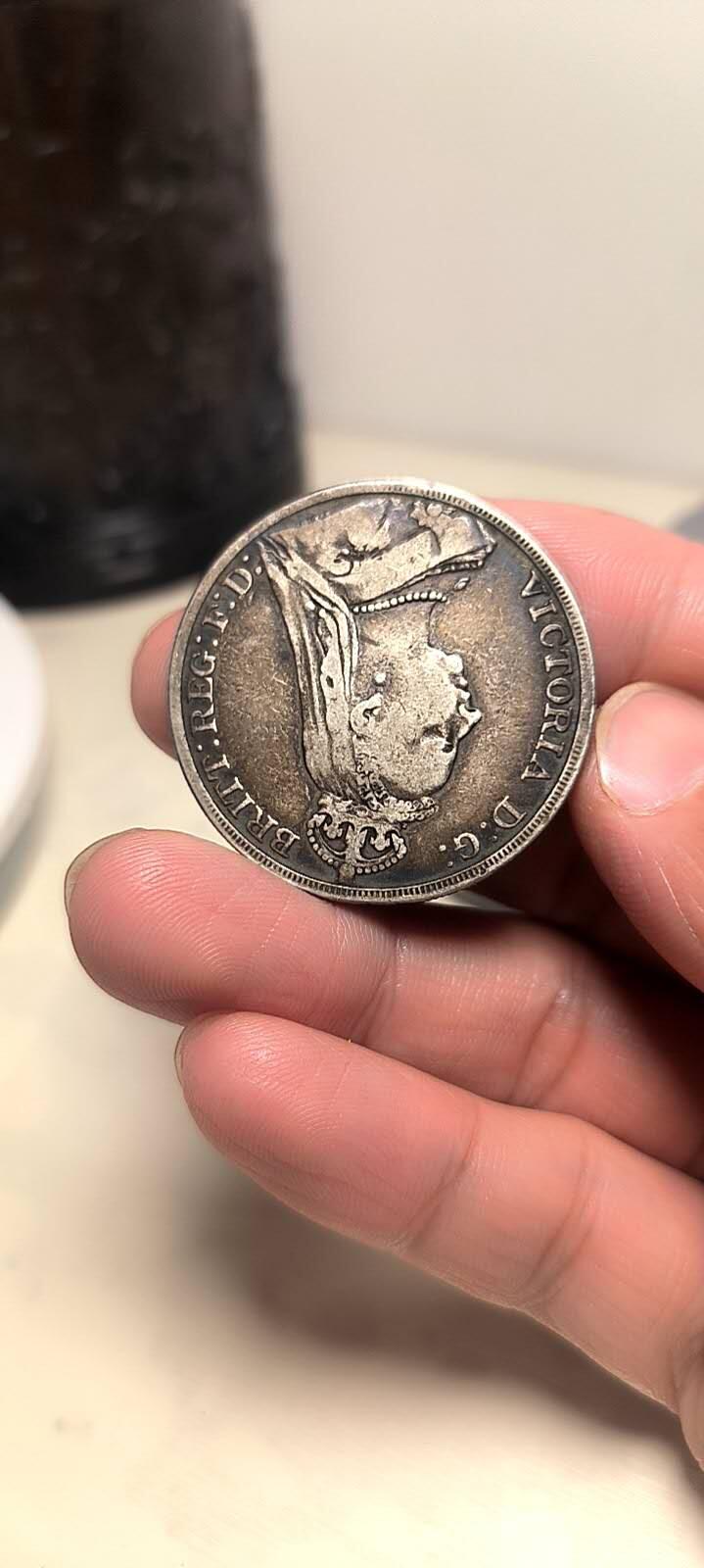 维多利亚高冠马剑银币