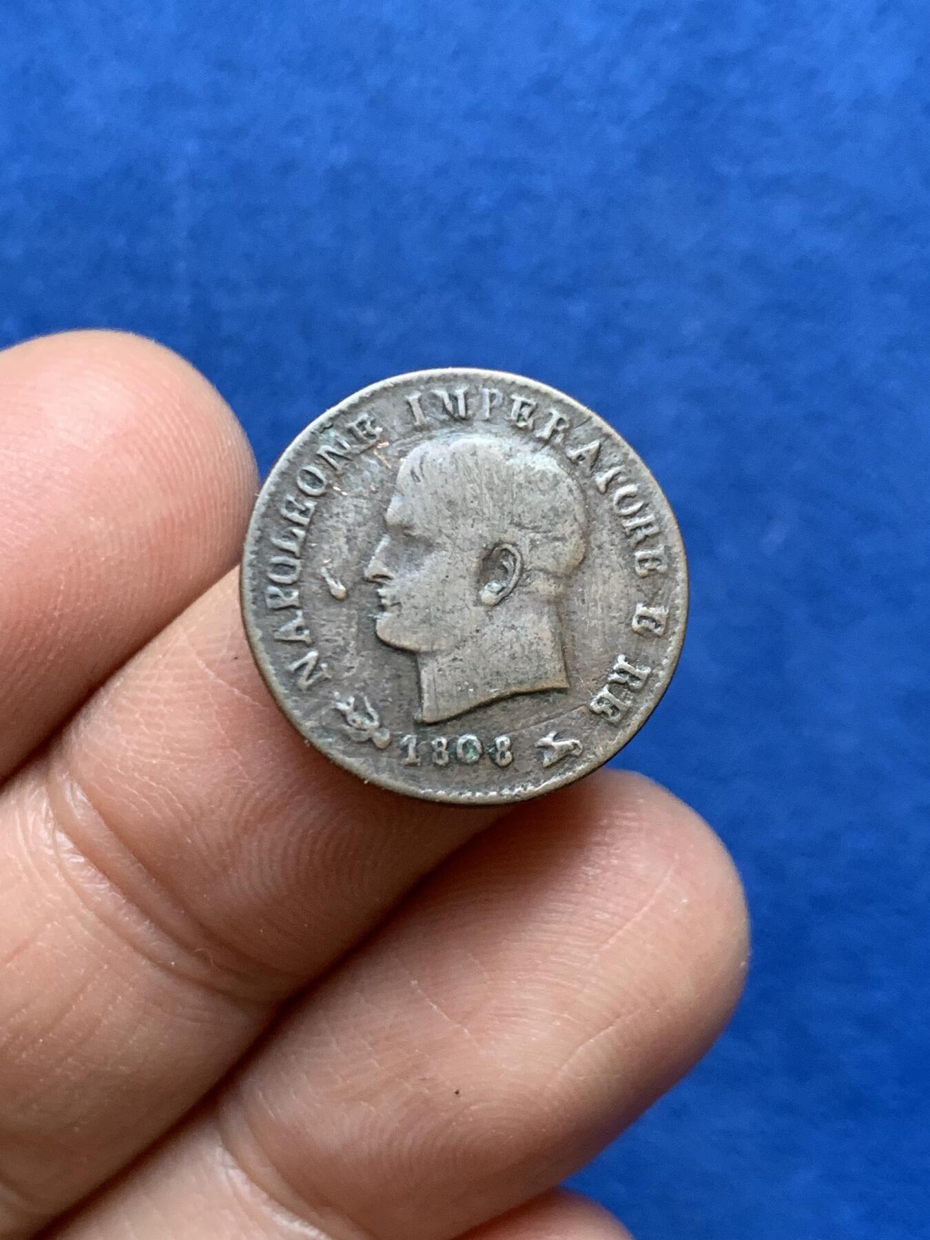 《竞宝斋》第456场 周日，周一，周二   3场连拍 （全场包邮）欢迎送拍 意大利 拿破仑王国 1808年 1分 铜币 稀少的V版 传世包浆 细节尚可 拿系币经典品种