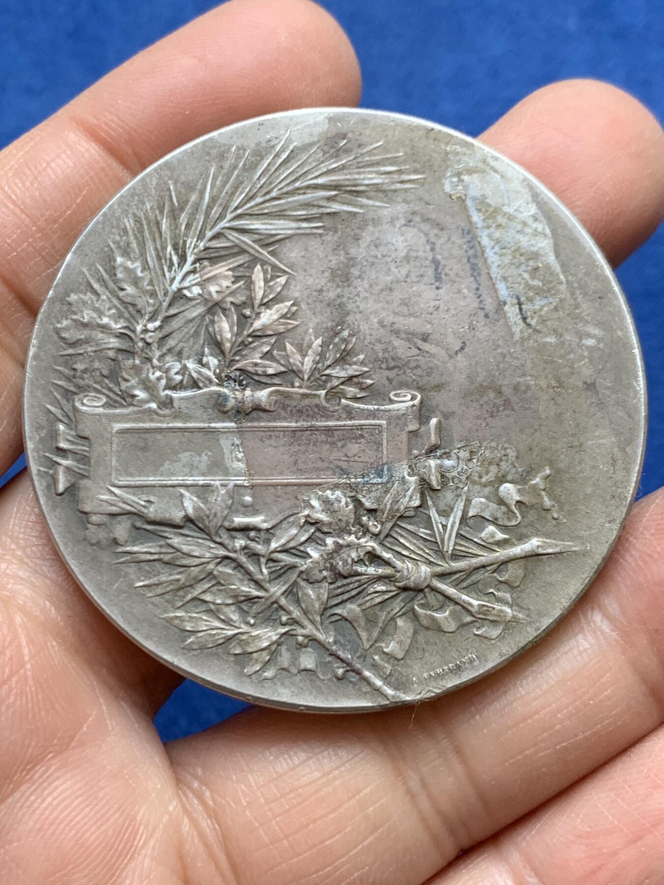 《竞宝斋》第456场 周日，周一，周二   3场连拍 （全场包邮）欢迎送拍 名家名作CM.Pillet 采蜜的少女大银章 菱形银标 60克 50.5mm