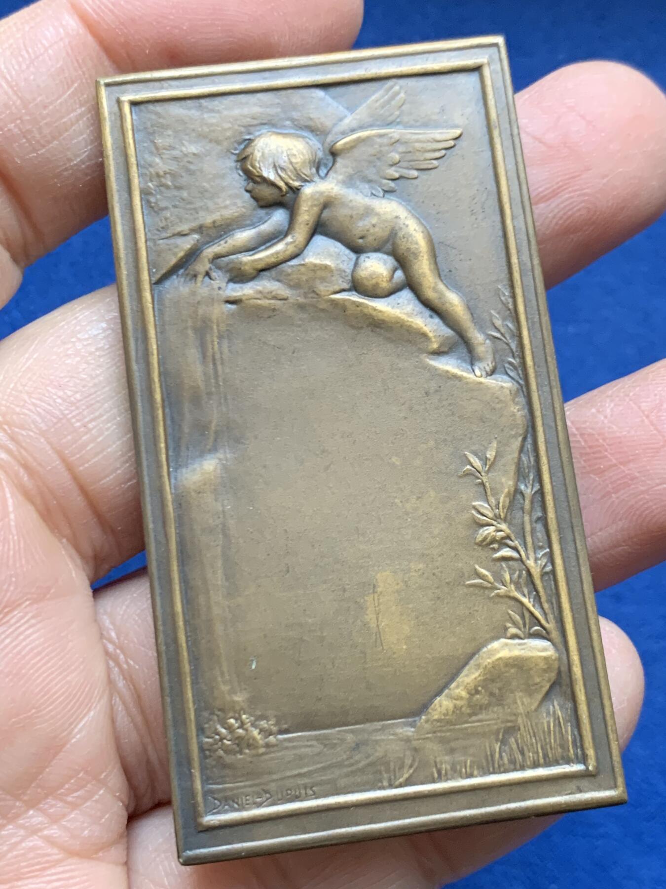 《竞宝斋》第456场 周日，周一，周二   3场连拍 （全场包邮）欢迎送拍 两枚一组 名家 DANIEL-DUPUIS 设计作品 主题对章：《鸟巢》与《泉源》 为杜普伊斯巅峰期作品，曾代表法国参加1900年巴黎世界博览会并获装饰艺术类金奖。58.15克，66*35.8mm；59.4克，65.5*37mm 版本细节见图