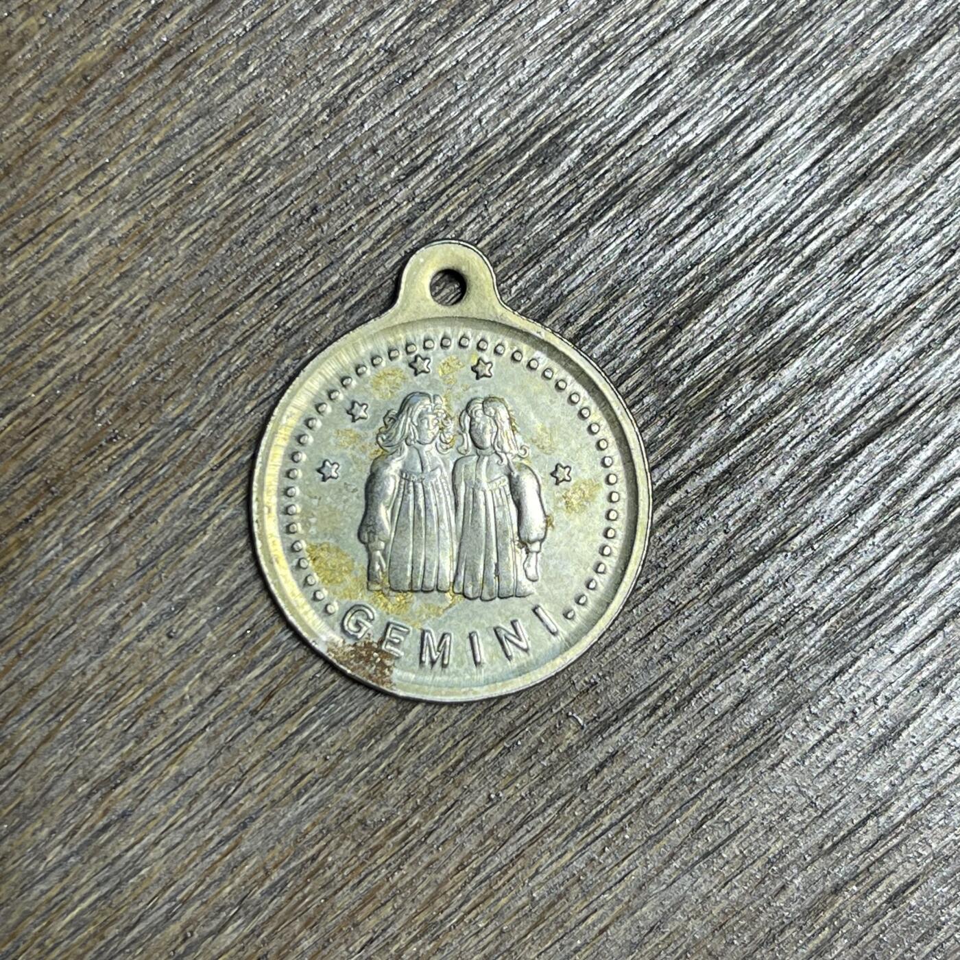 【铜匠收藏】★第137场★散币场。不寄存，30包邮。不满30元，支付5元运费。《接受代拍 代送NGC评级》 100【无寄存】十二星座 射手和双子吊坠 铜 一枚