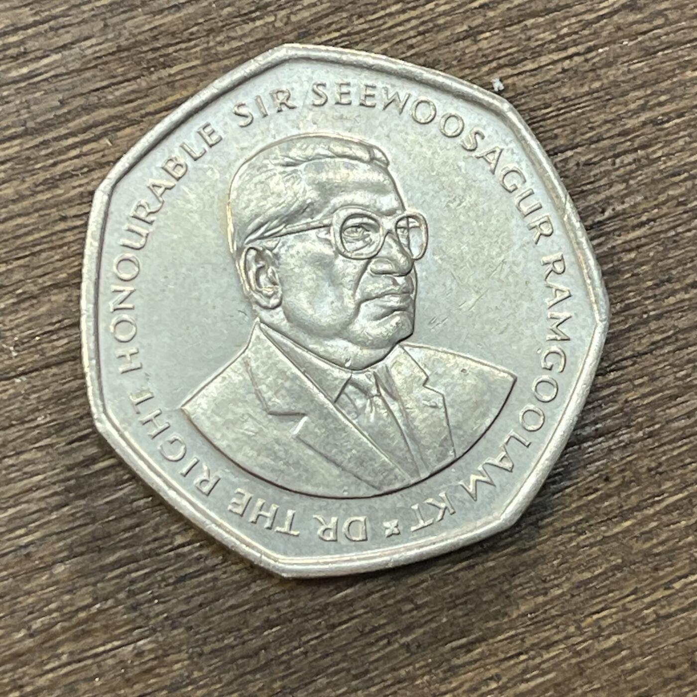 【铜匠收藏】★第138场★散币场。不寄存，30包邮。不满30元，支付5元运费。《接受代拍 代送NGC评级》 48【无寄存】毛里求斯10卢比硬币 2000年 七边形币