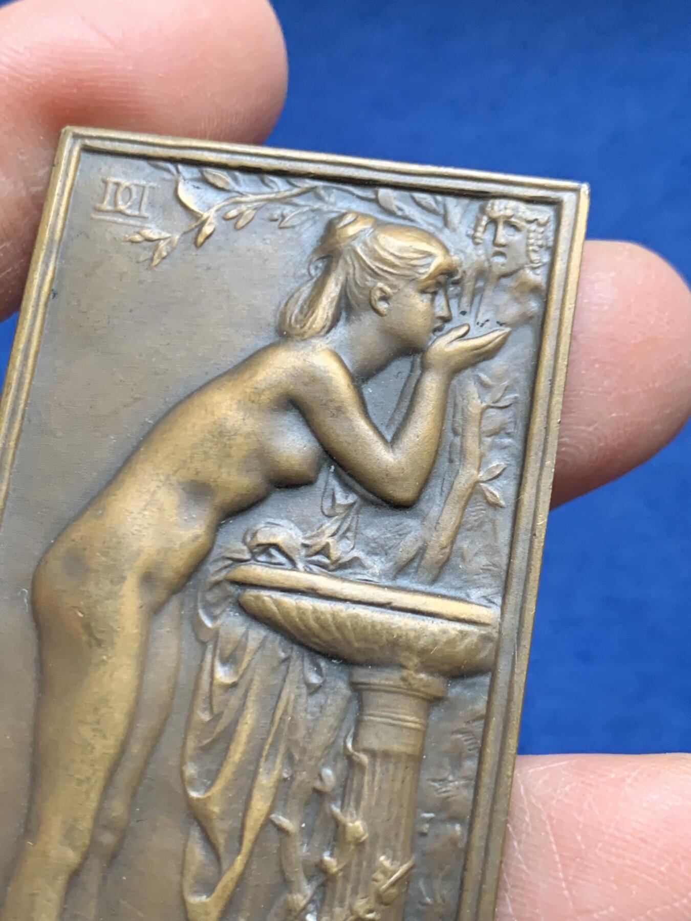 《竞宝斋》第456场 周日，周一，周二   3场连拍 （全场包邮）欢迎送拍 两枚一组 名家 DANIEL-DUPUIS 设计作品 主题对章：《鸟巢》与《泉源》 为杜普伊斯巅峰期作品，曾代表法国参加1900年巴黎世界博览会并获装饰艺术类金奖。58.15克，66*35.8mm；59.4克，65.5*37mm 版本细节见图