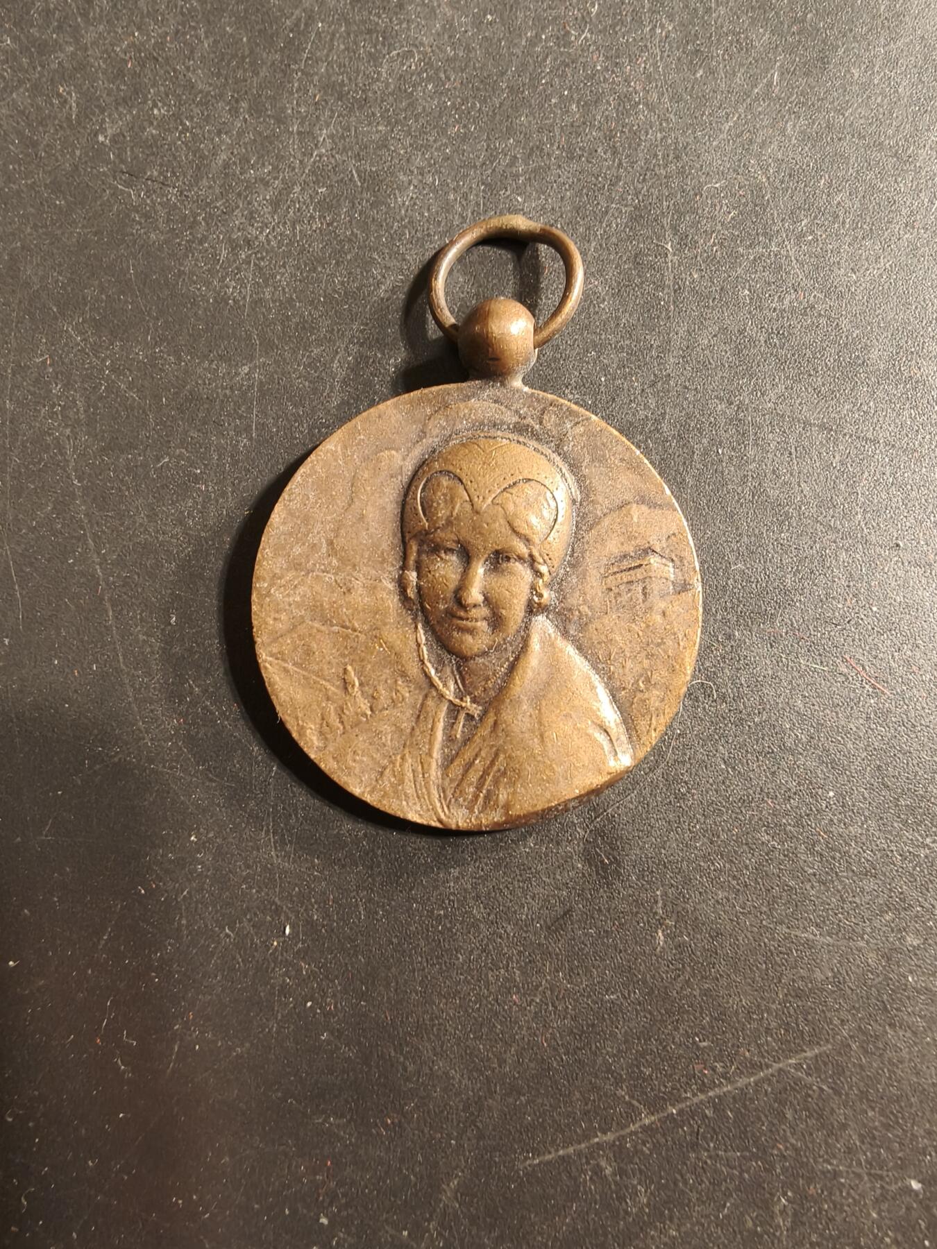 老王徽章第176期 法国巴黎萨瓦慈善协会百年纪念章   无绶带