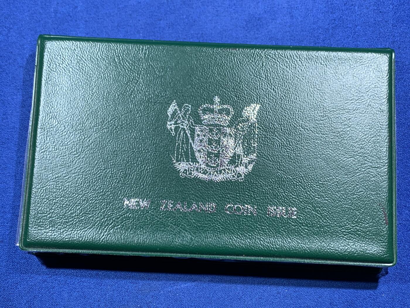 《竞宝斋》第456场 周日，周一，周二   3场连拍 （全场包邮）欢迎送拍 新西兰1980年伊丽莎白二世精制套币，其中最大面值的扇尾鸟一元为银币，27.2克，925银