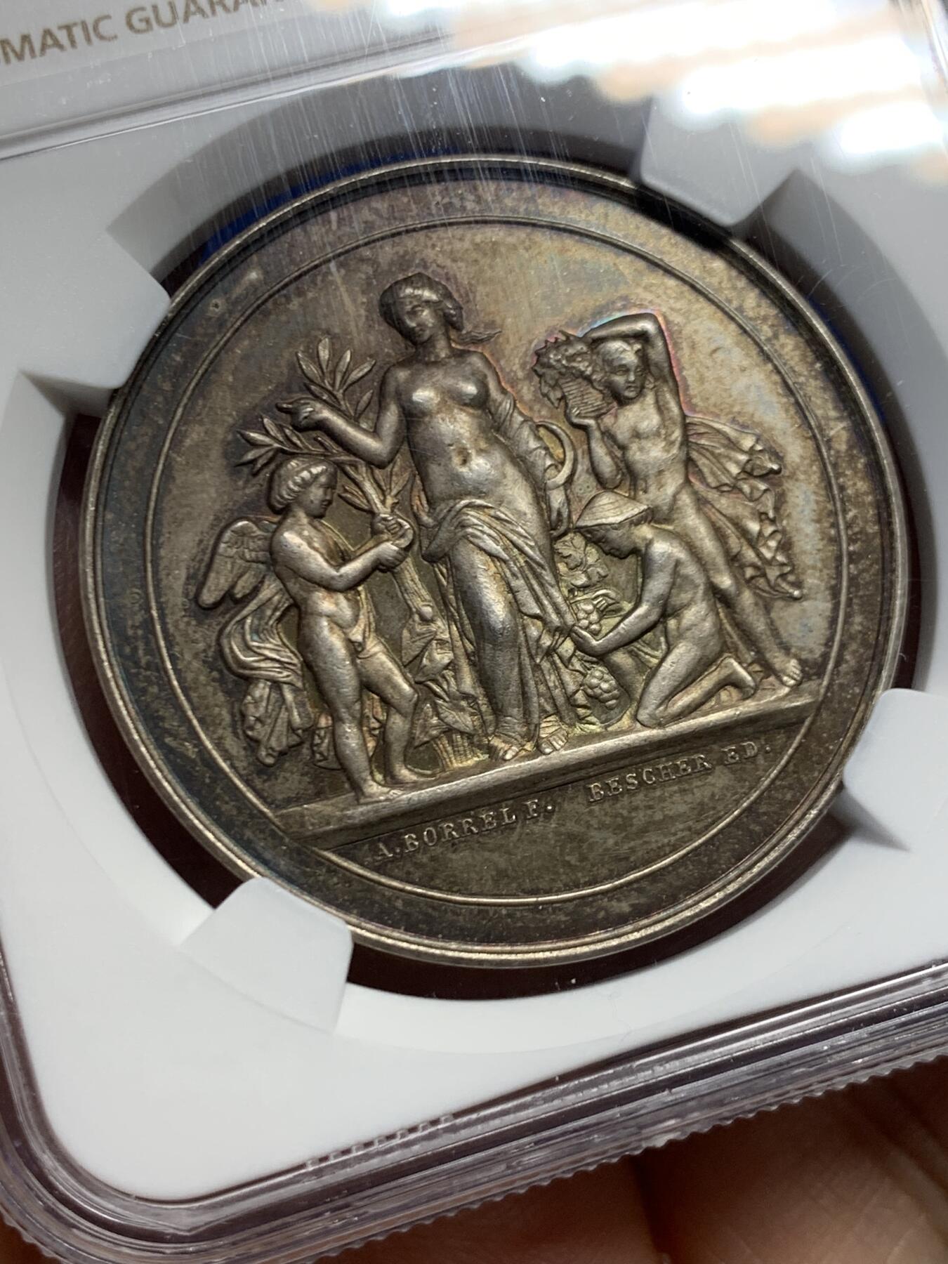 《竞宝斋》第456场 周日，周一，周二   3场连拍 （全场包邮）欢迎送拍 NGC MS63 法国贡比涅农业协会大银章，39mm大规格。清凉女神与三个捧花小天使，经典的图案。背面花环设计，繁复精美。老五彩，状态上佳