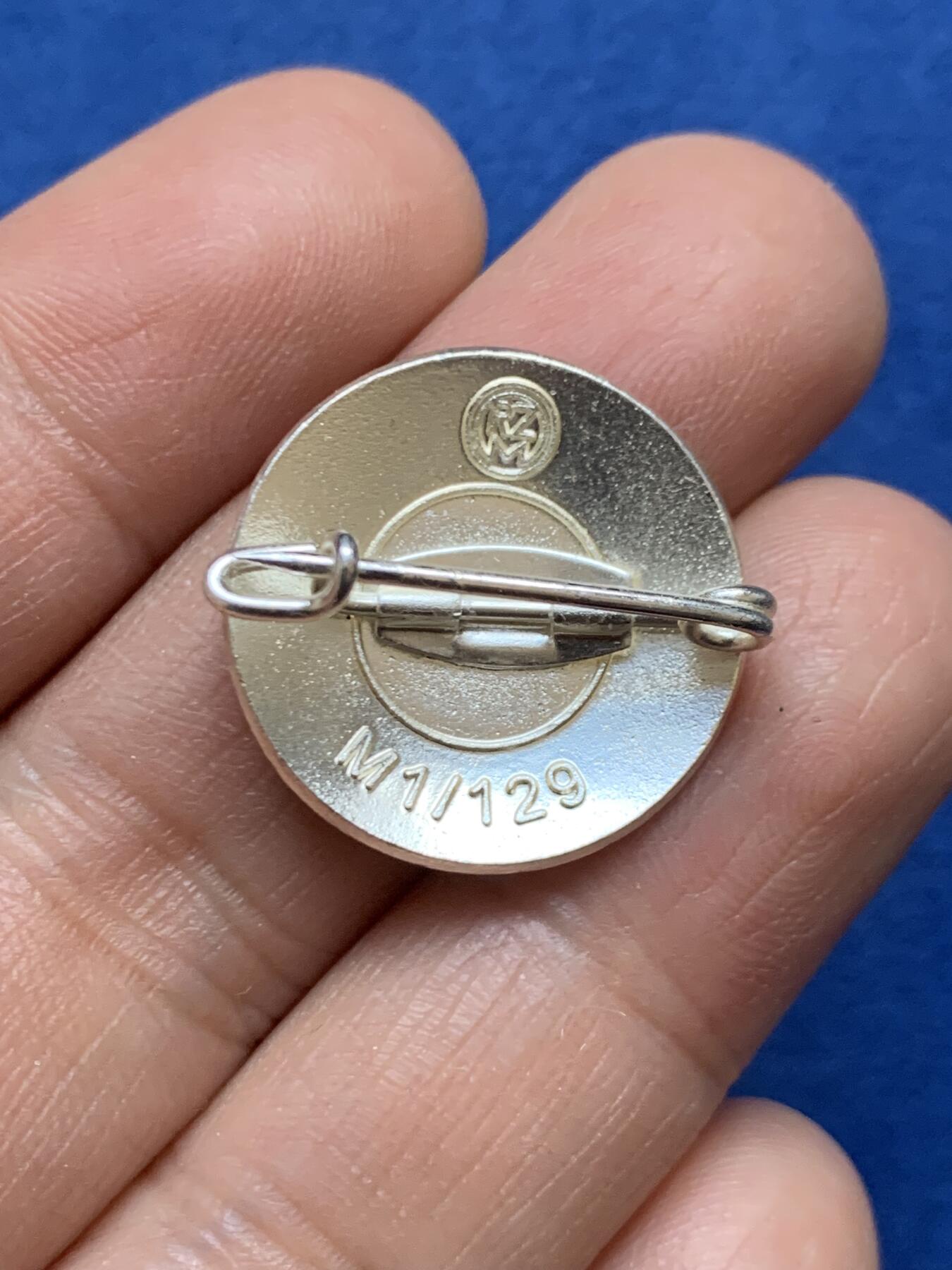 《竞宝斋》第456场 周日，周一，周二   3场连拍 （全场包邮）欢迎送拍 德国1933年NSDAP证章，后期高仿，4.55克，22.2mm，细节不错。