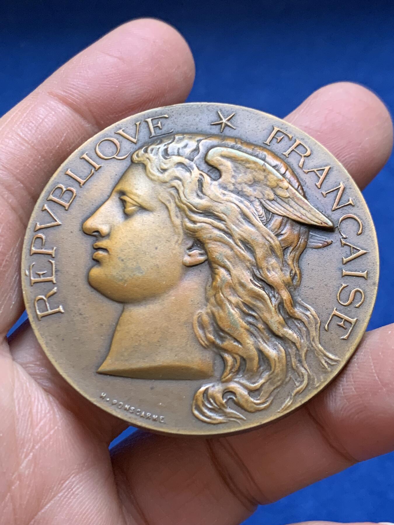 《竞宝斋》第456场 周日，周一，周二   3场连拍 （全场包邮）欢迎送拍 法国小飞侠铜章 H. PONSARME作品 62.1克 50.6mm 丰饶角铜标