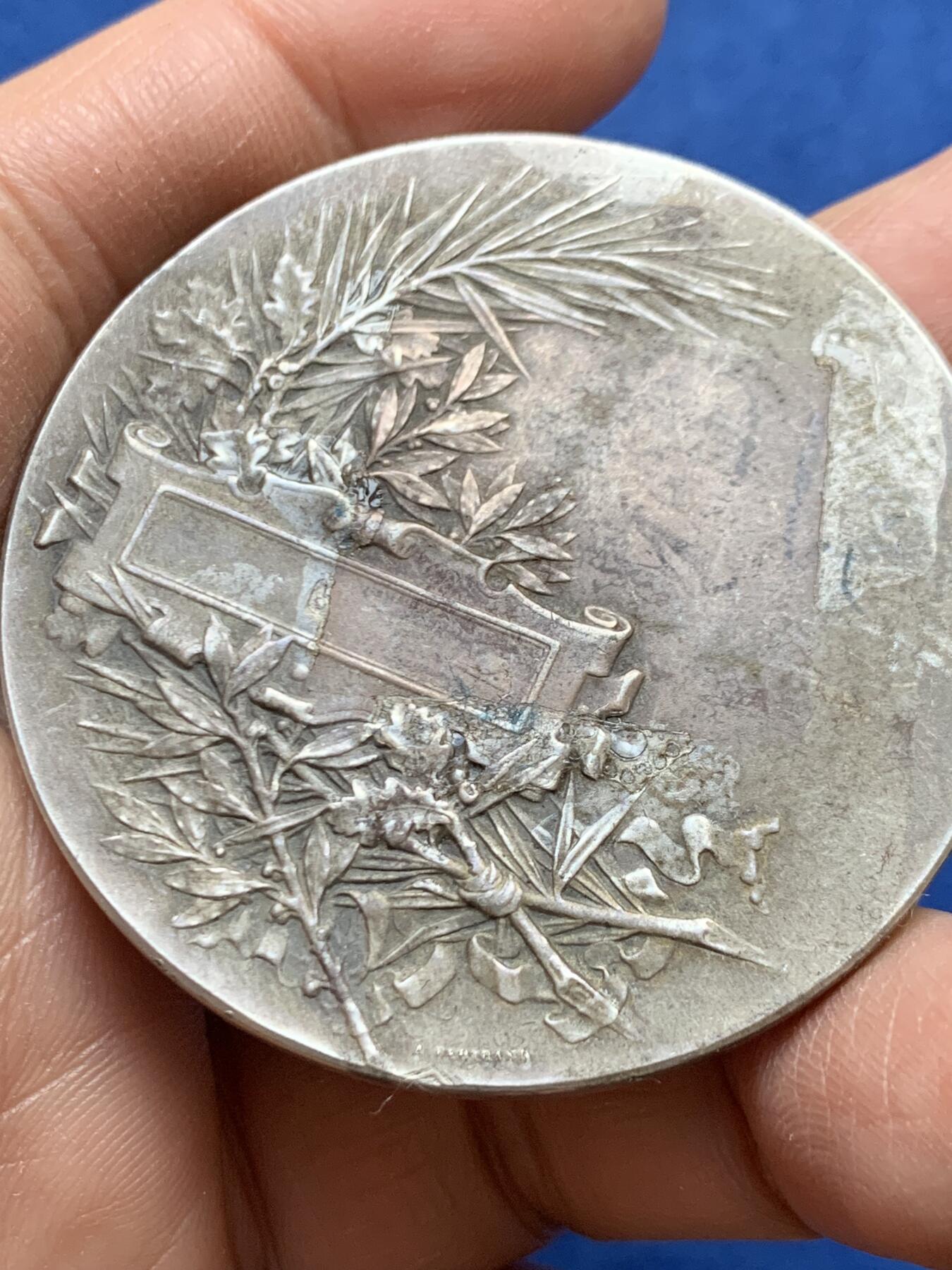 《竞宝斋》第456场 周日，周一，周二   3场连拍 （全场包邮）欢迎送拍 名家名作CM.Pillet 采蜜的少女大银章 菱形银标 60克 50.5mm