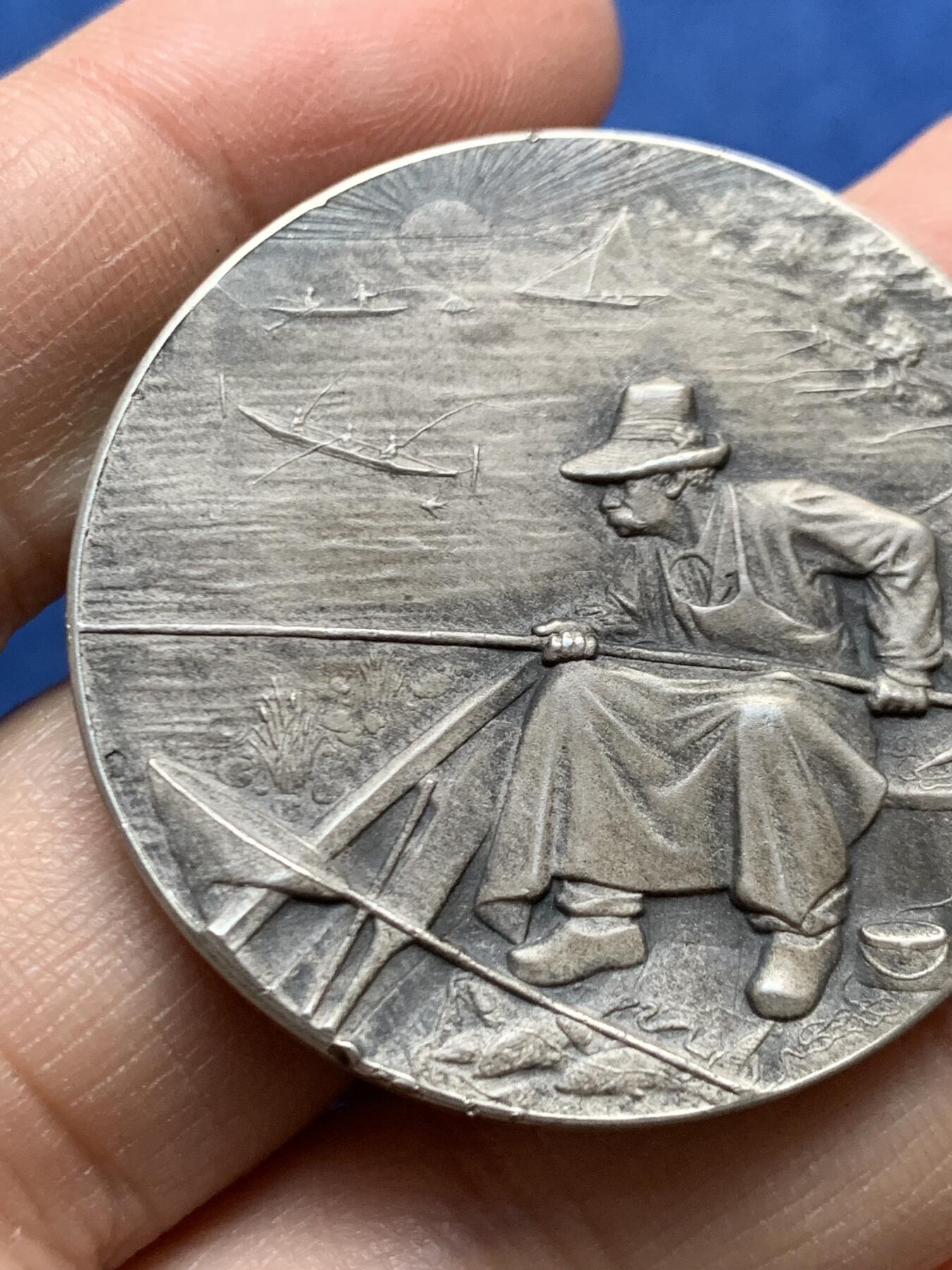 《竞宝斋》第456场 周日，周一，周二   3场连拍 （全场包邮）欢迎送拍 江心垂钓银章 菱形 野猪头银标 34.2克 41mm 带盒